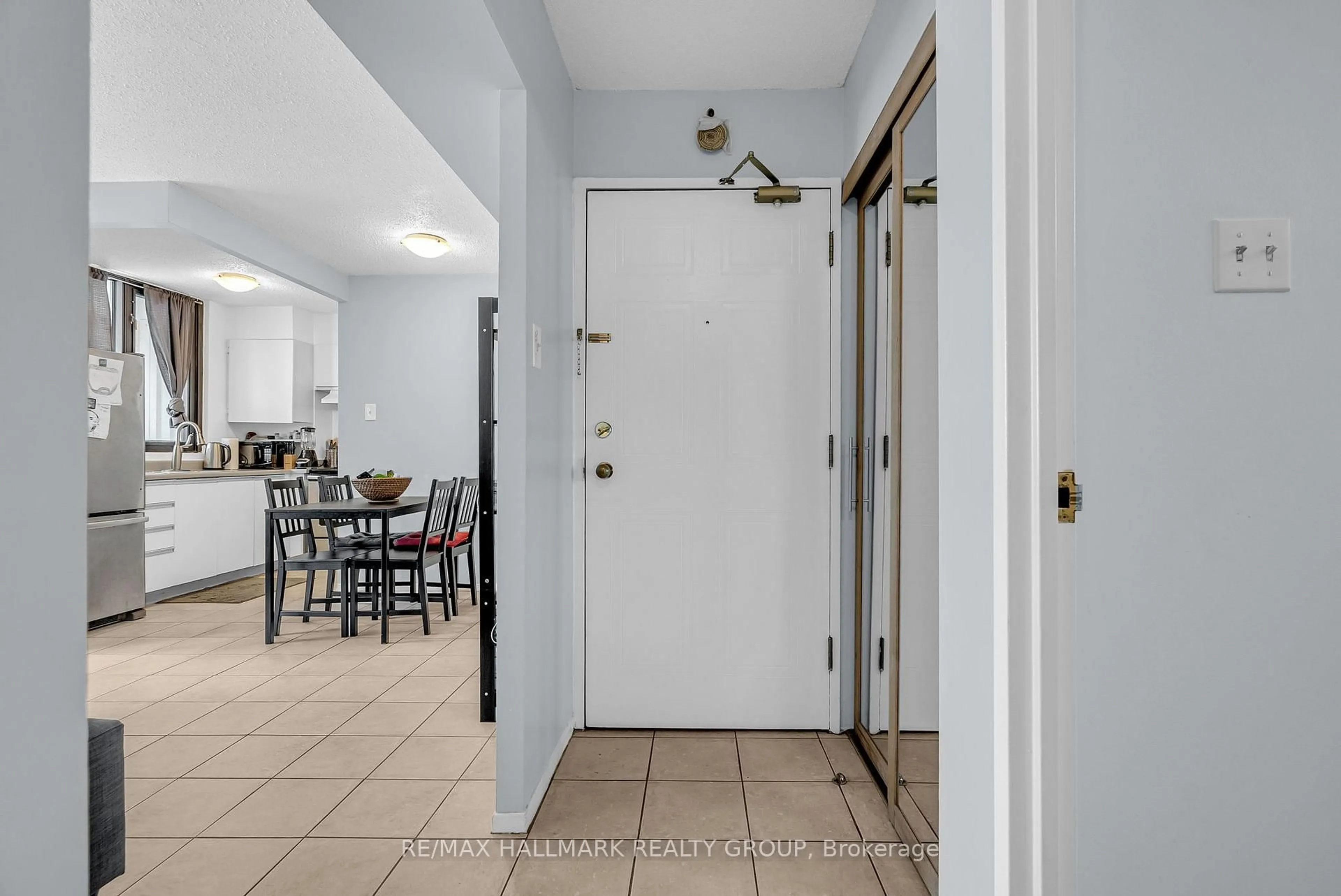 Indoor entryway for 200 Bay St #202, Ottawa Ontario K1R 7W8