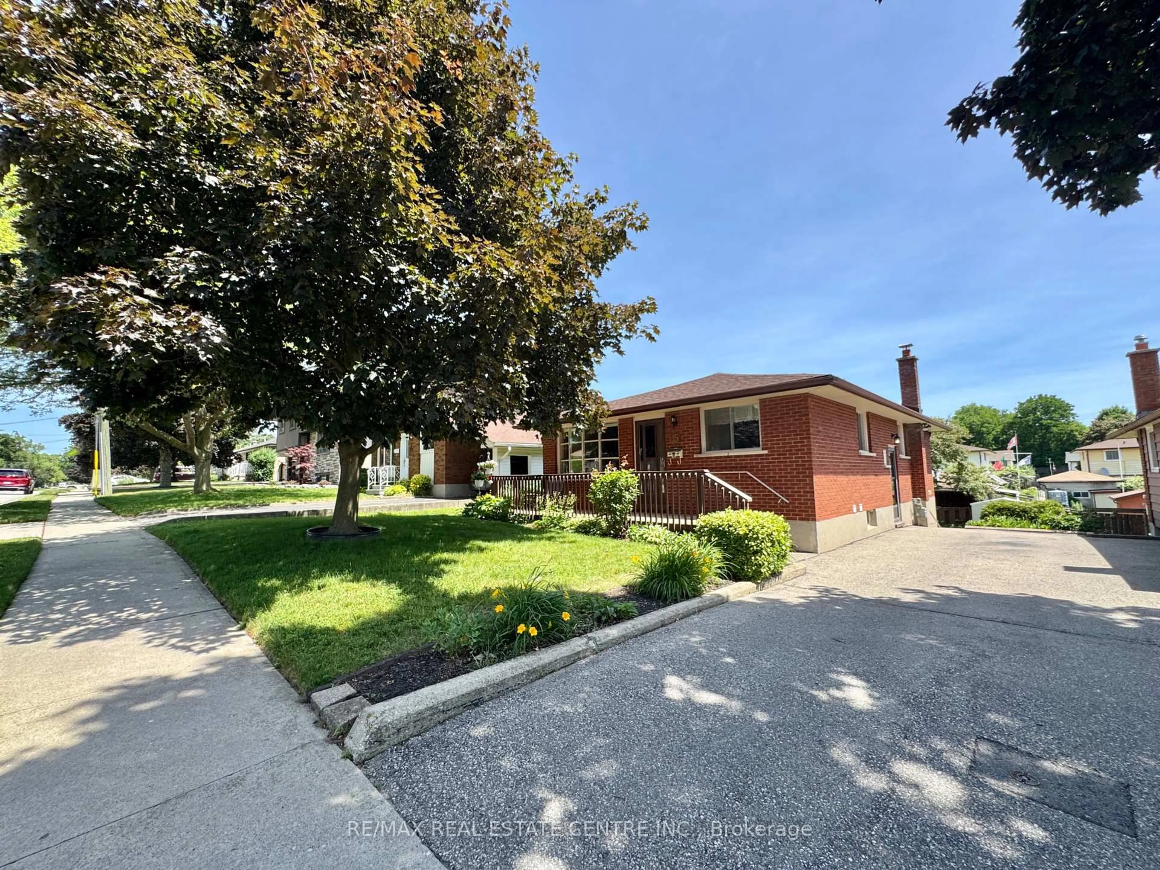 A pic from outside/outdoor area/front of a property/back of a property/a pic from drone, street for 85 Lowrey Ave, Cambridge Ontario N1R 4Z7