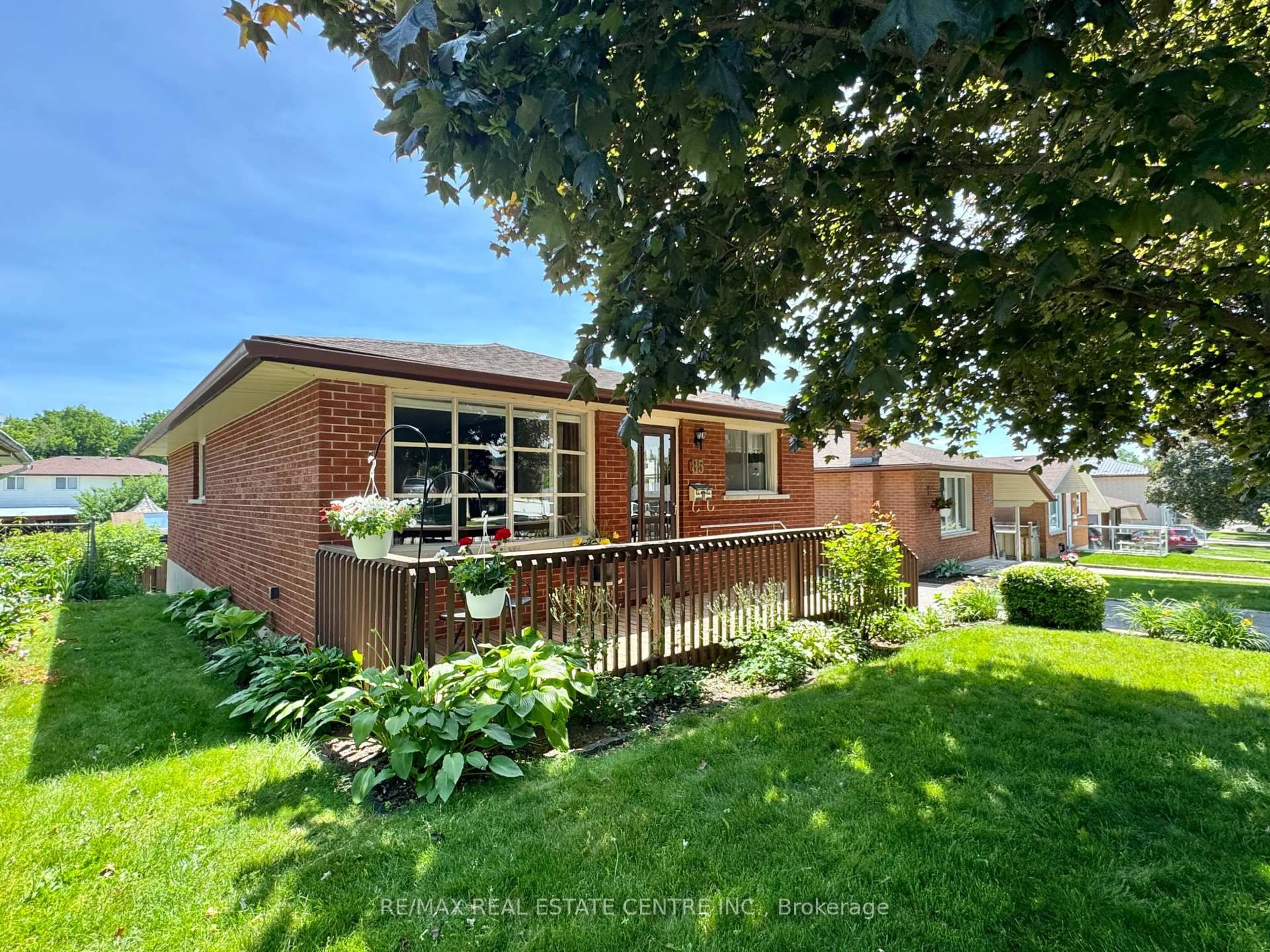 A pic from outside/outdoor area/front of a property/back of a property/a pic from drone, street for 85 Lowrey Ave, Cambridge Ontario N1R 4Z7