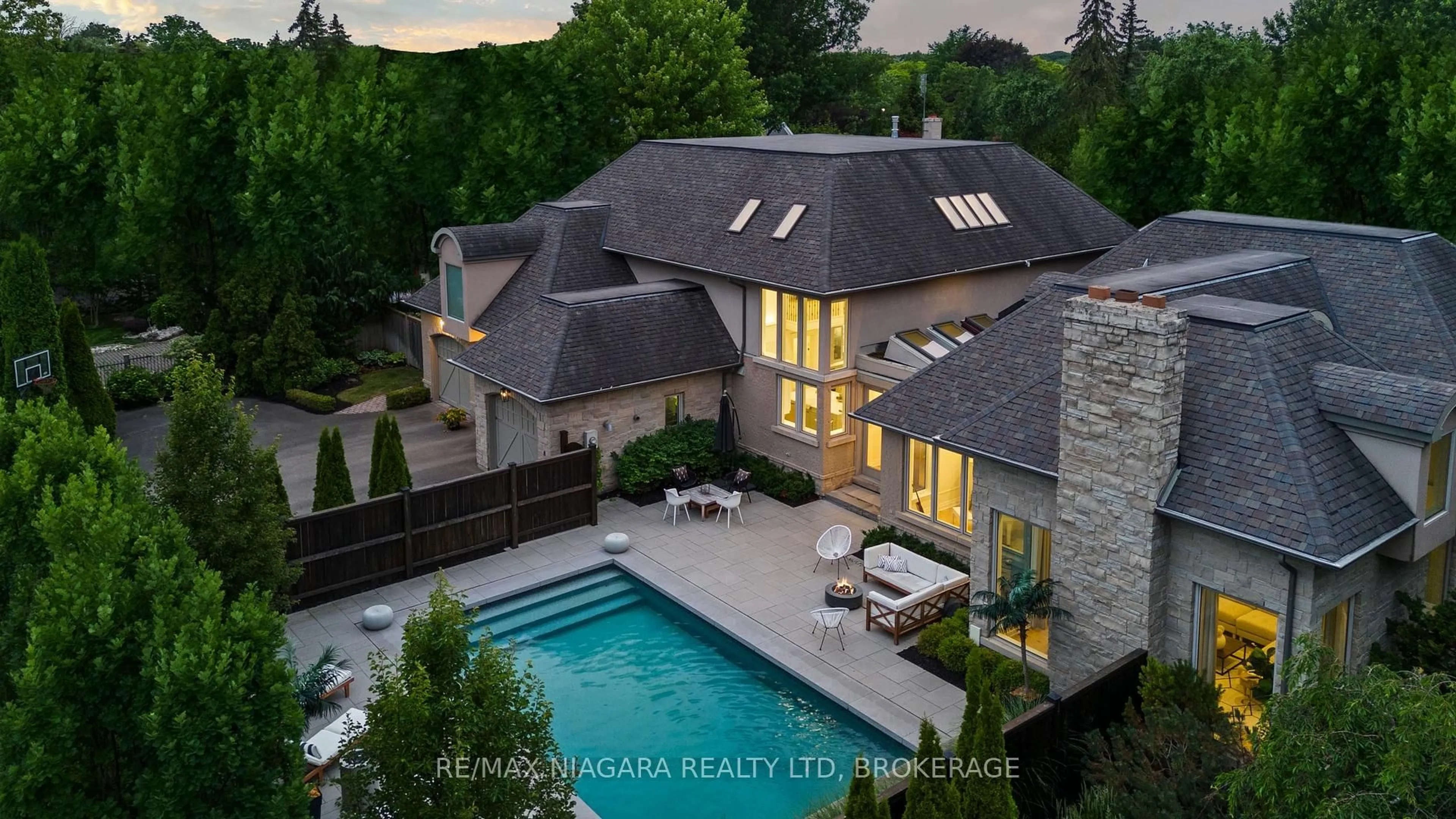 A pic from outside/outdoor area/front of a property/back of a property/a pic from drone, mountain view for 354 JOHNSON St, Niagara-on-the-Lake Ontario L0S 1J0