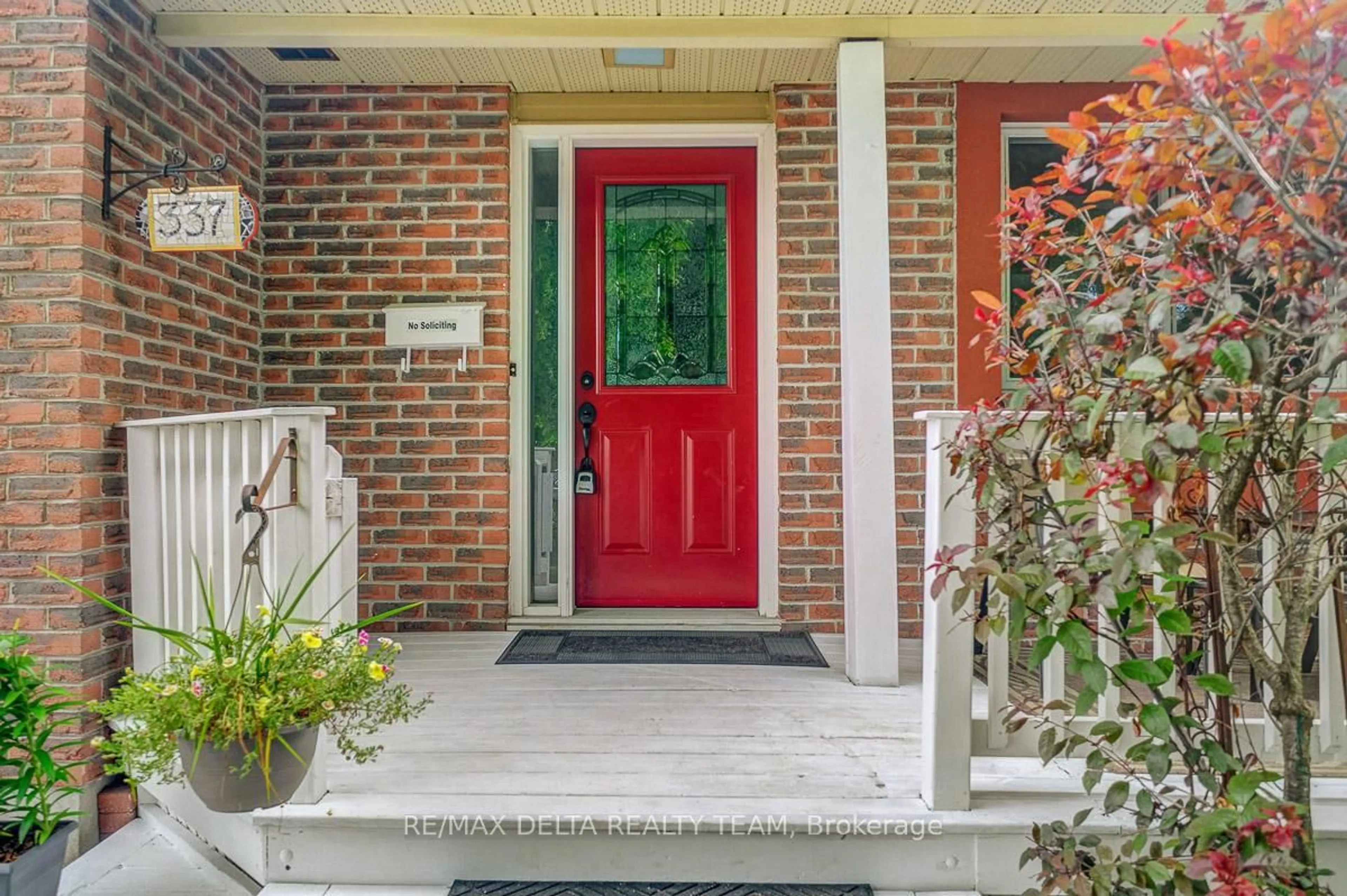 Indoor entryway for 337 Bonair Dr, Orleans Ontario K1E 2N9