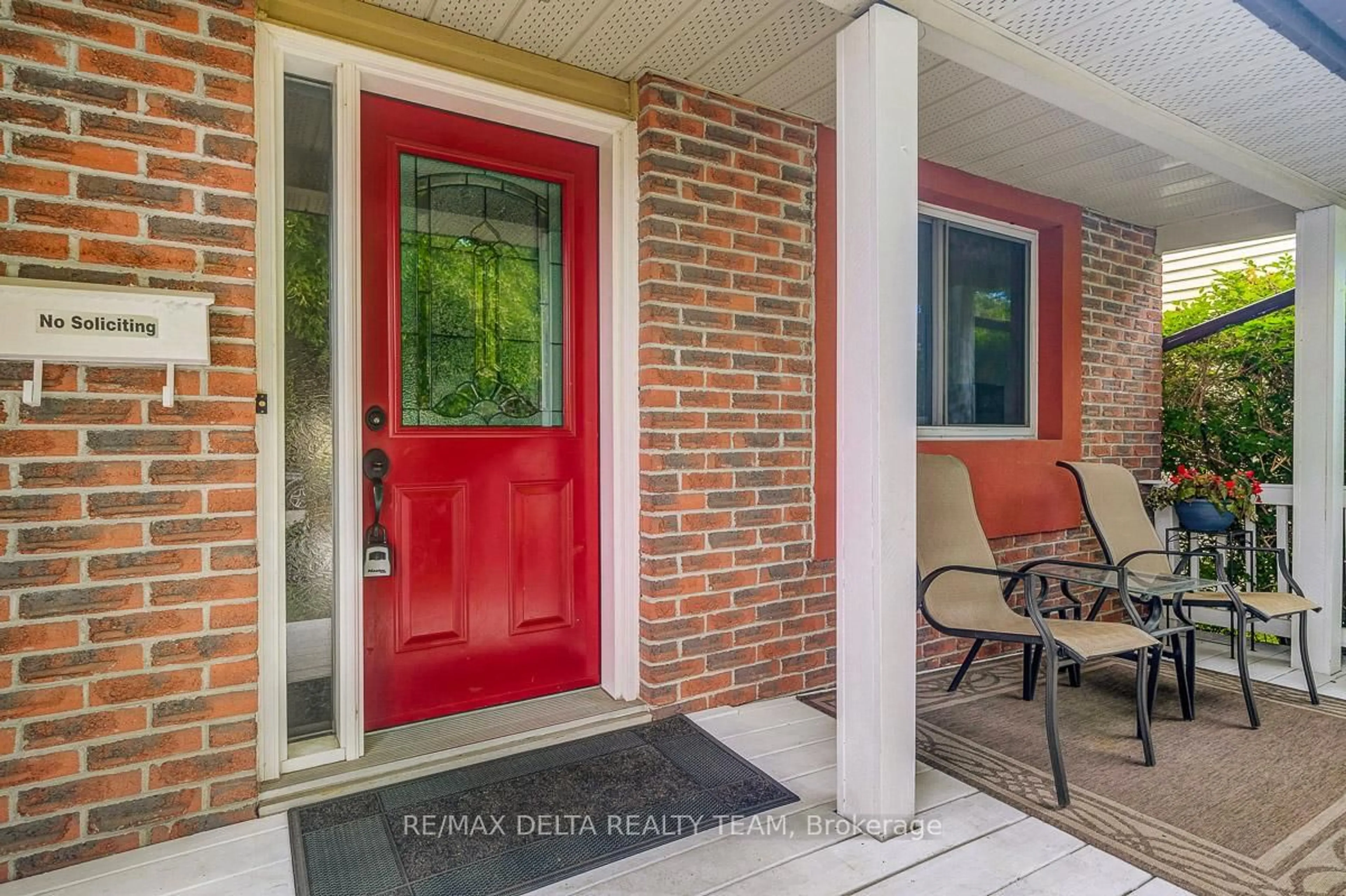 Indoor entryway for 337 Bonair Dr, Orleans Ontario K1E 2N9