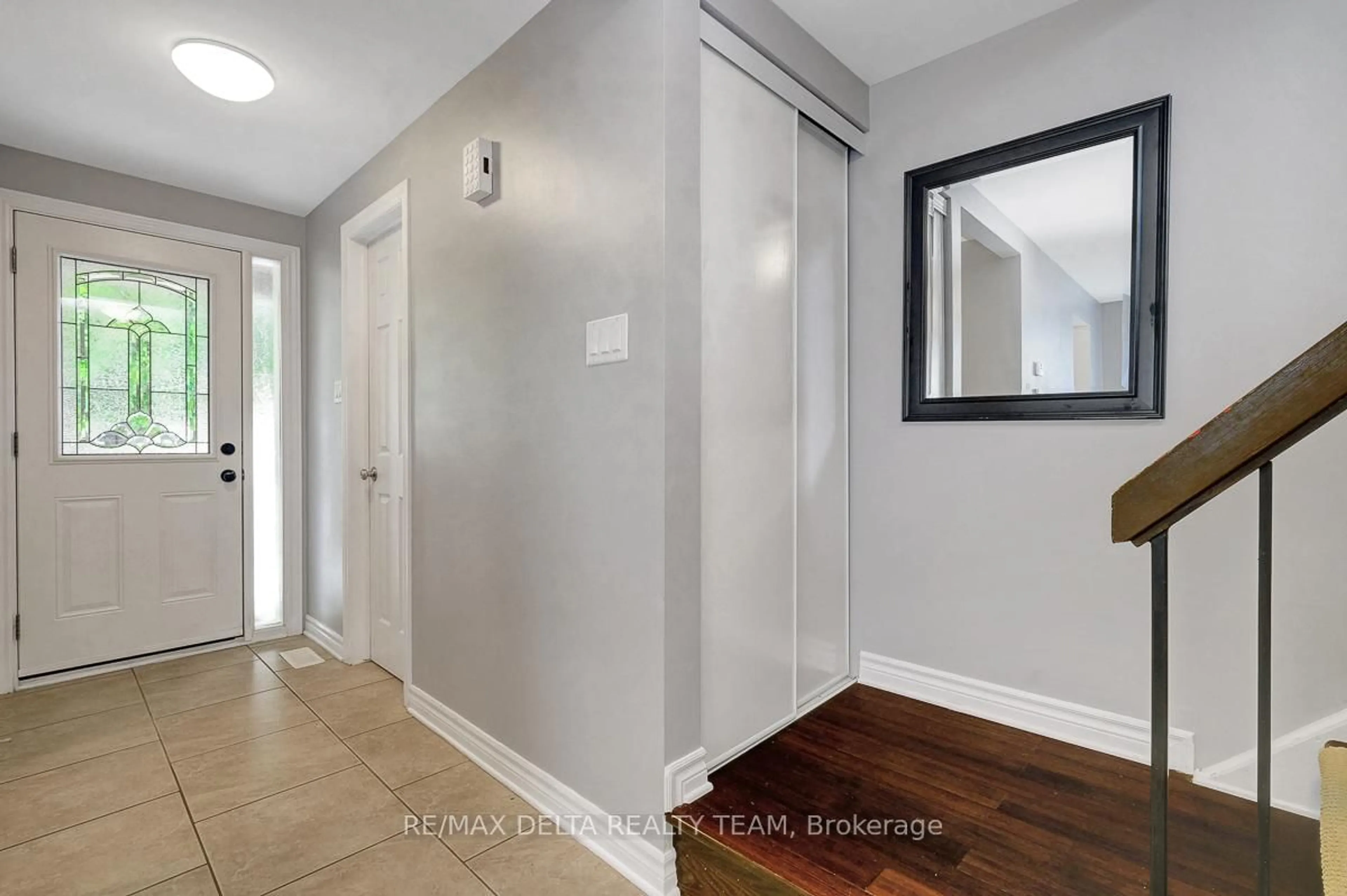Indoor entryway for 337 Bonair Dr, Orleans Ontario K1E 2N9