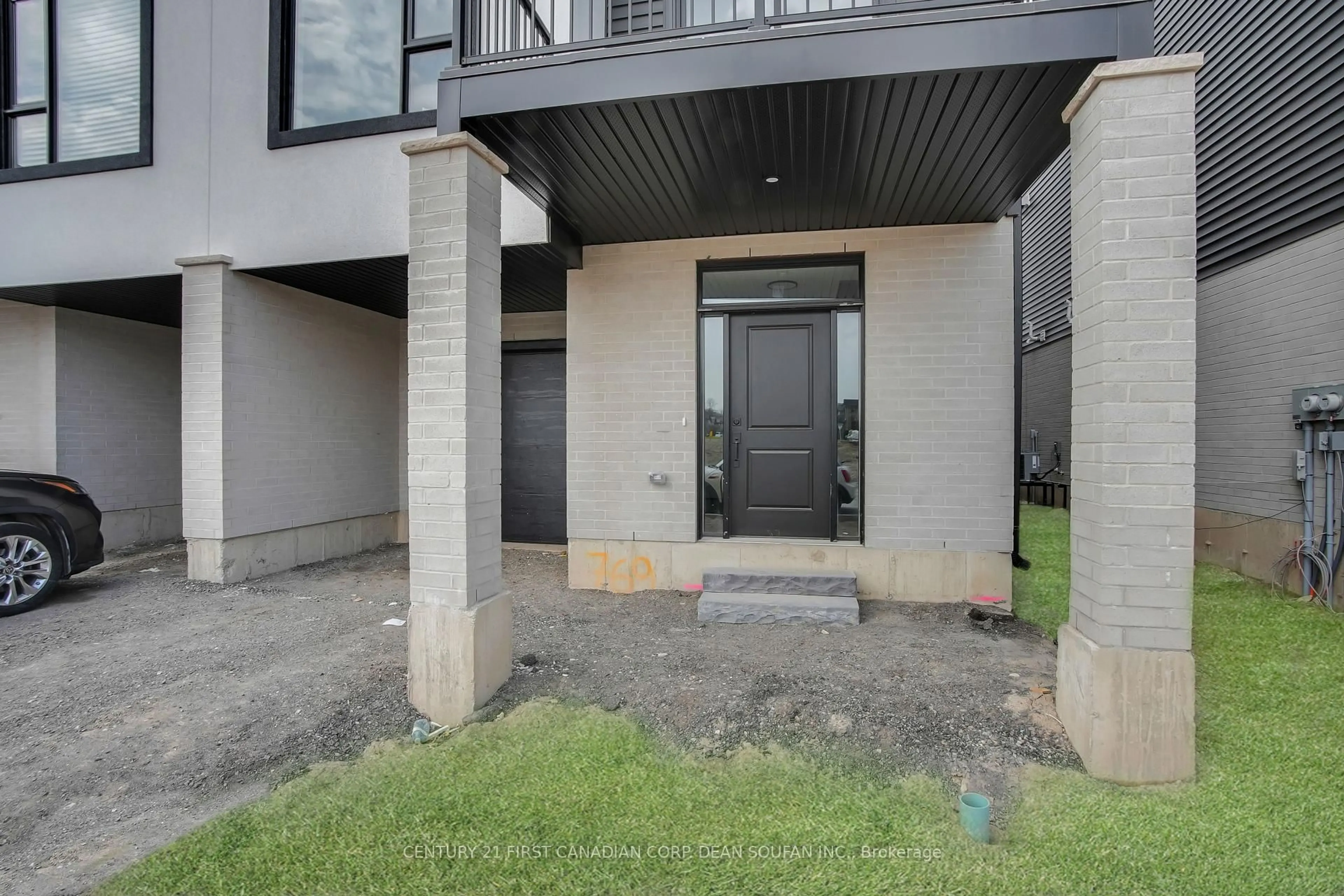 Indoor foyer for 769 BANYAN Lane, London North Ontario N6G 5B1