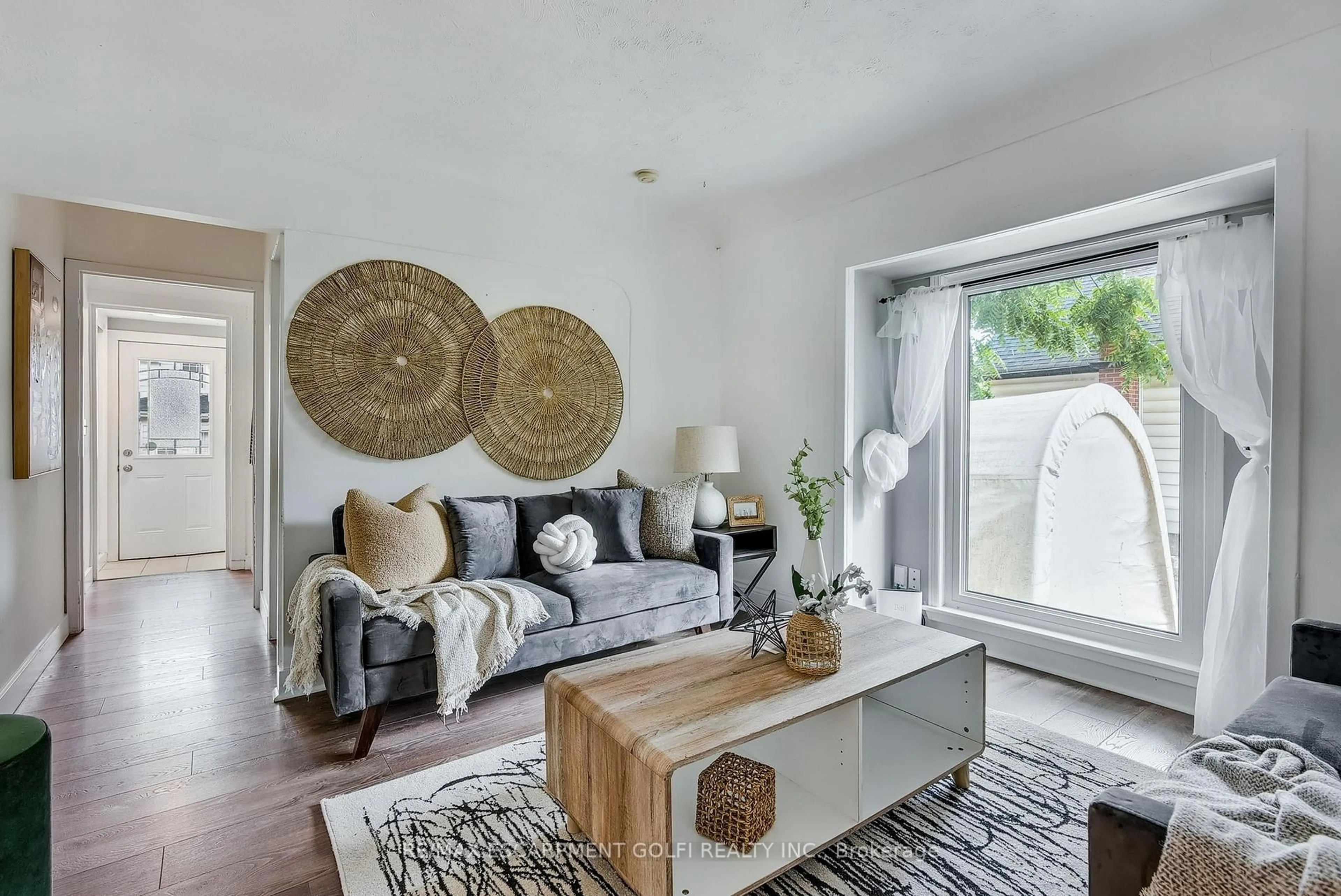 Living room with furniture, unknown for 111 WARD Ave, Hamilton Ontario L8S 2E8