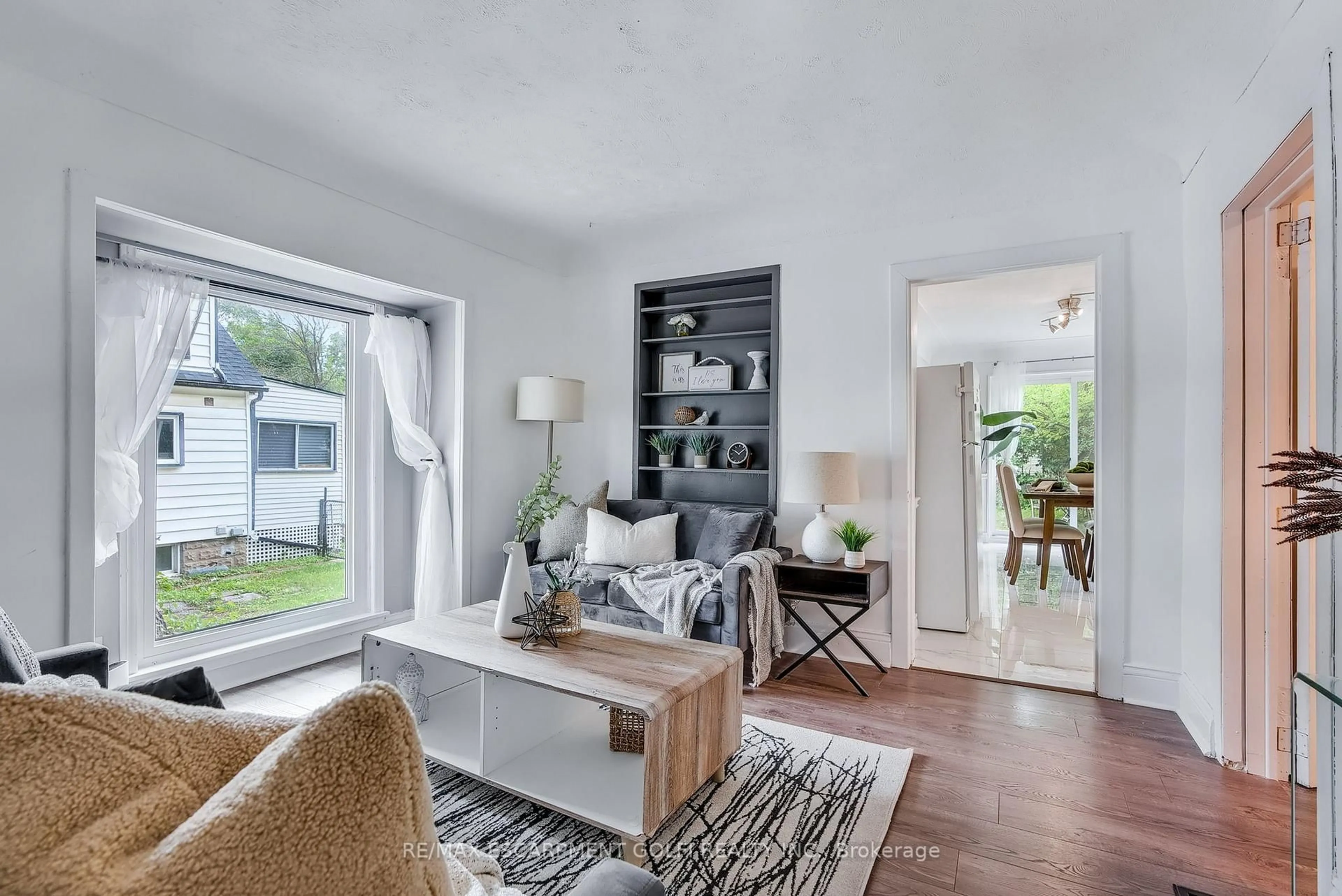 Living room with furniture, unknown for 111 WARD Ave, Hamilton Ontario L8S 2E8