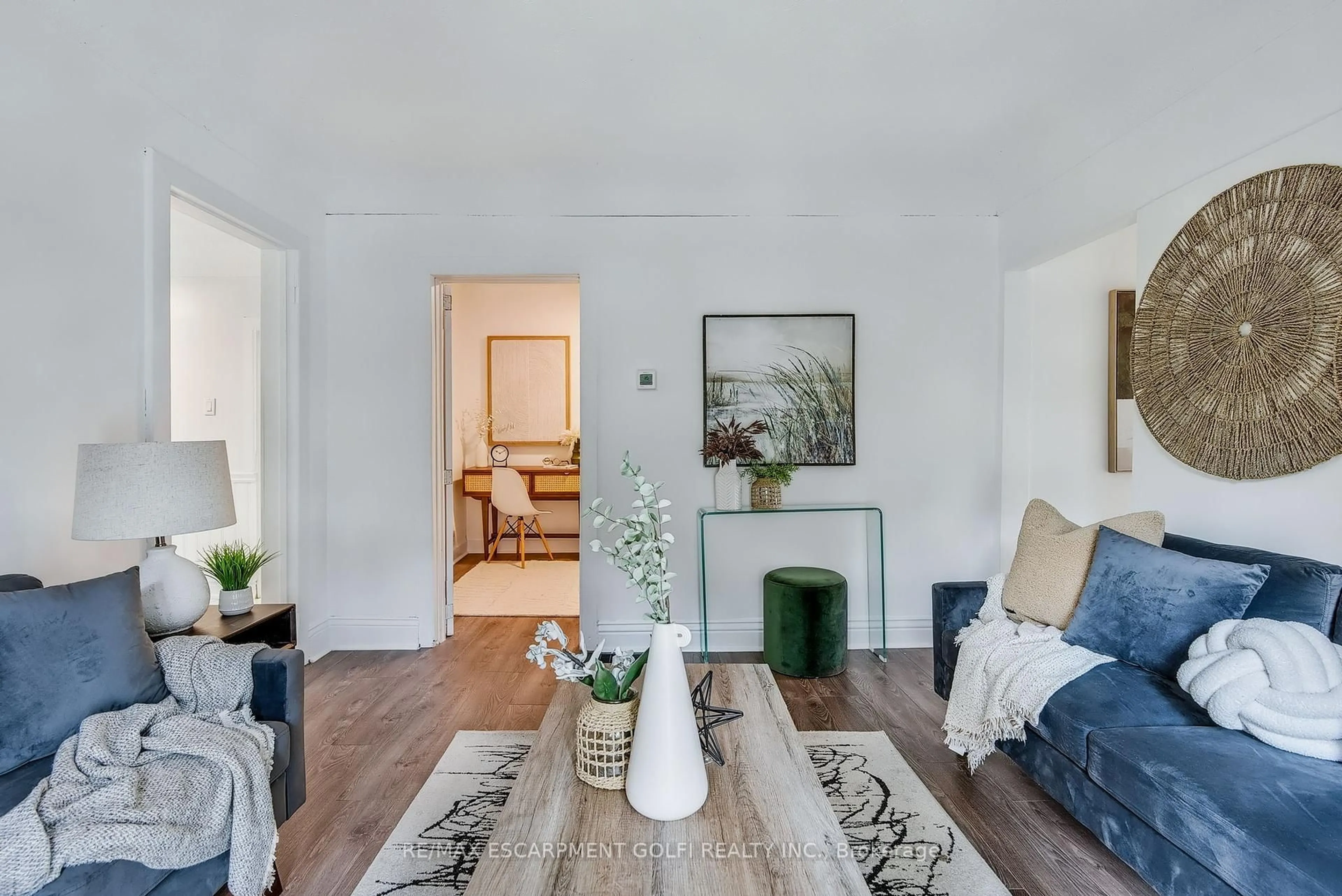 Living room with furniture, unknown for 111 WARD Ave, Hamilton Ontario L8S 2E8