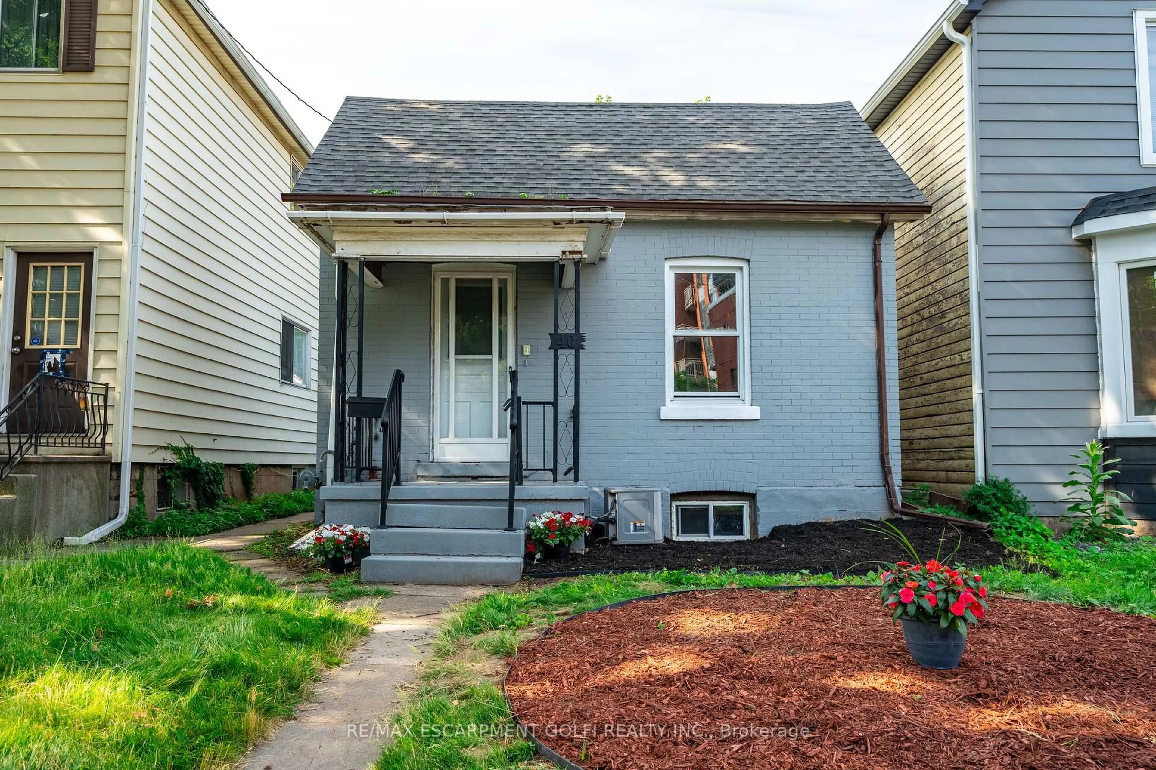 Home with vinyl exterior material, street for 40 Aikman Ave, Hamilton Ontario L8M 1P7