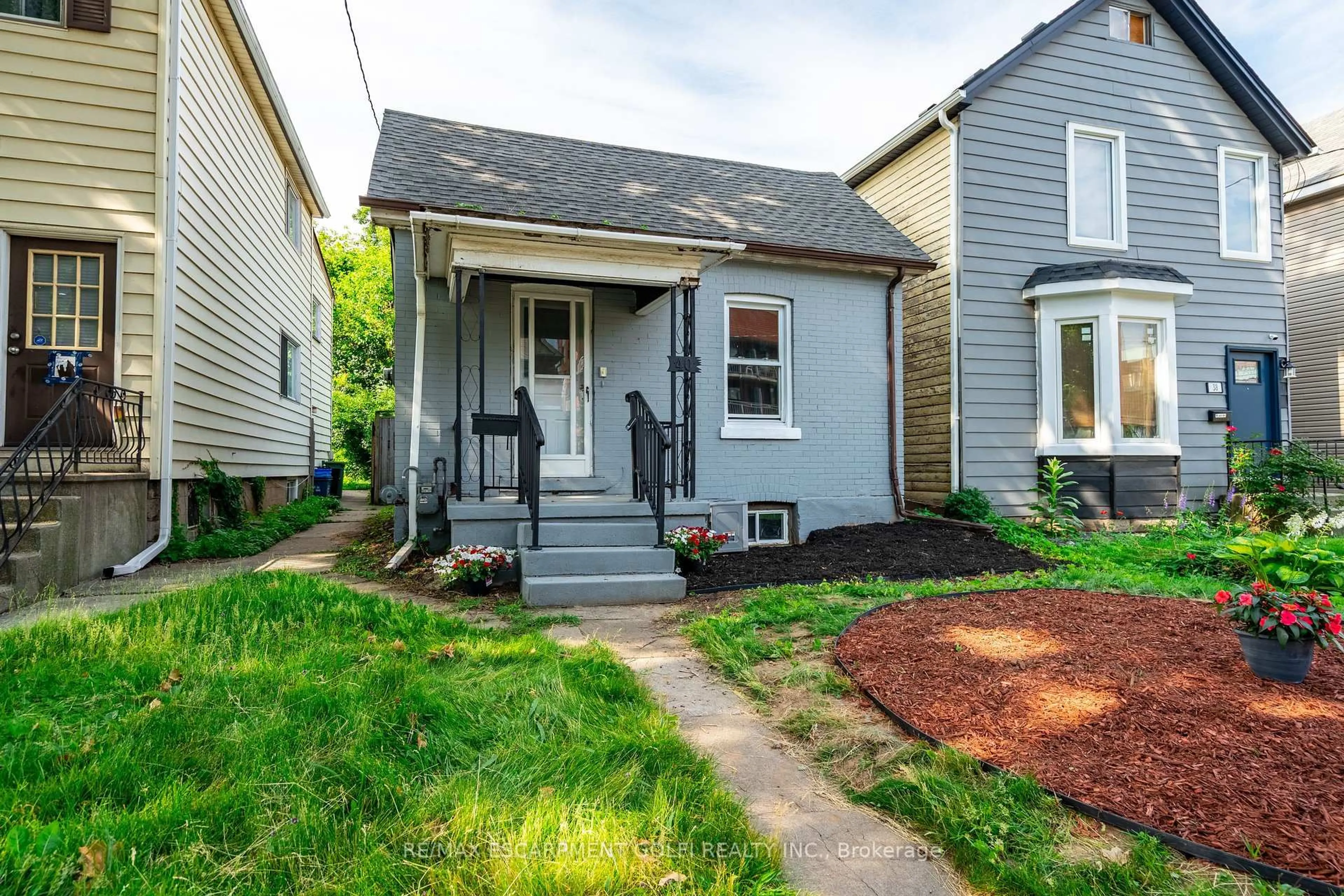 Home with vinyl exterior material, street for 40 Aikman Ave, Hamilton Ontario L8M 1P7