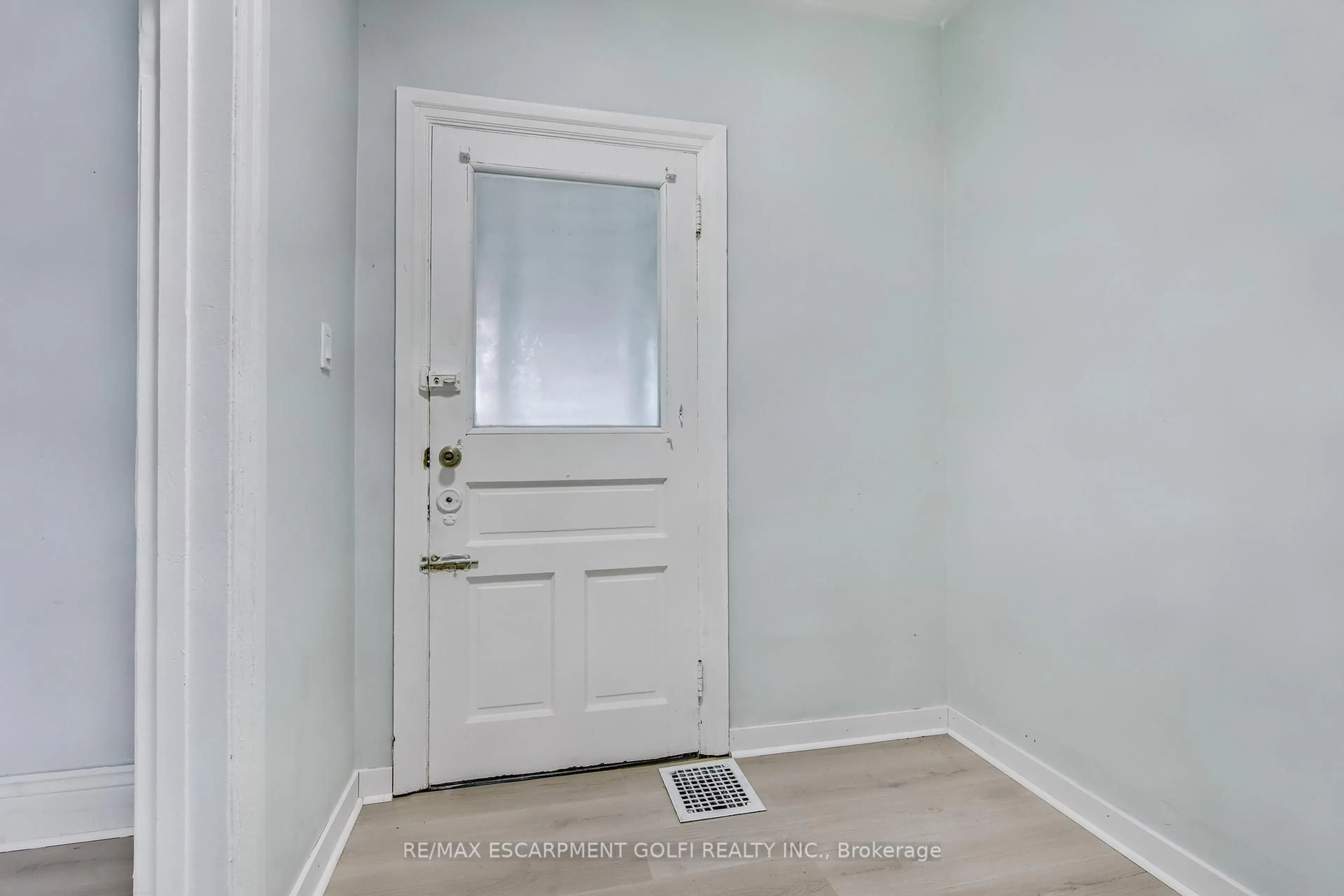 Indoor entryway for 40 Aikman Ave, Hamilton Ontario L8M 1P7
