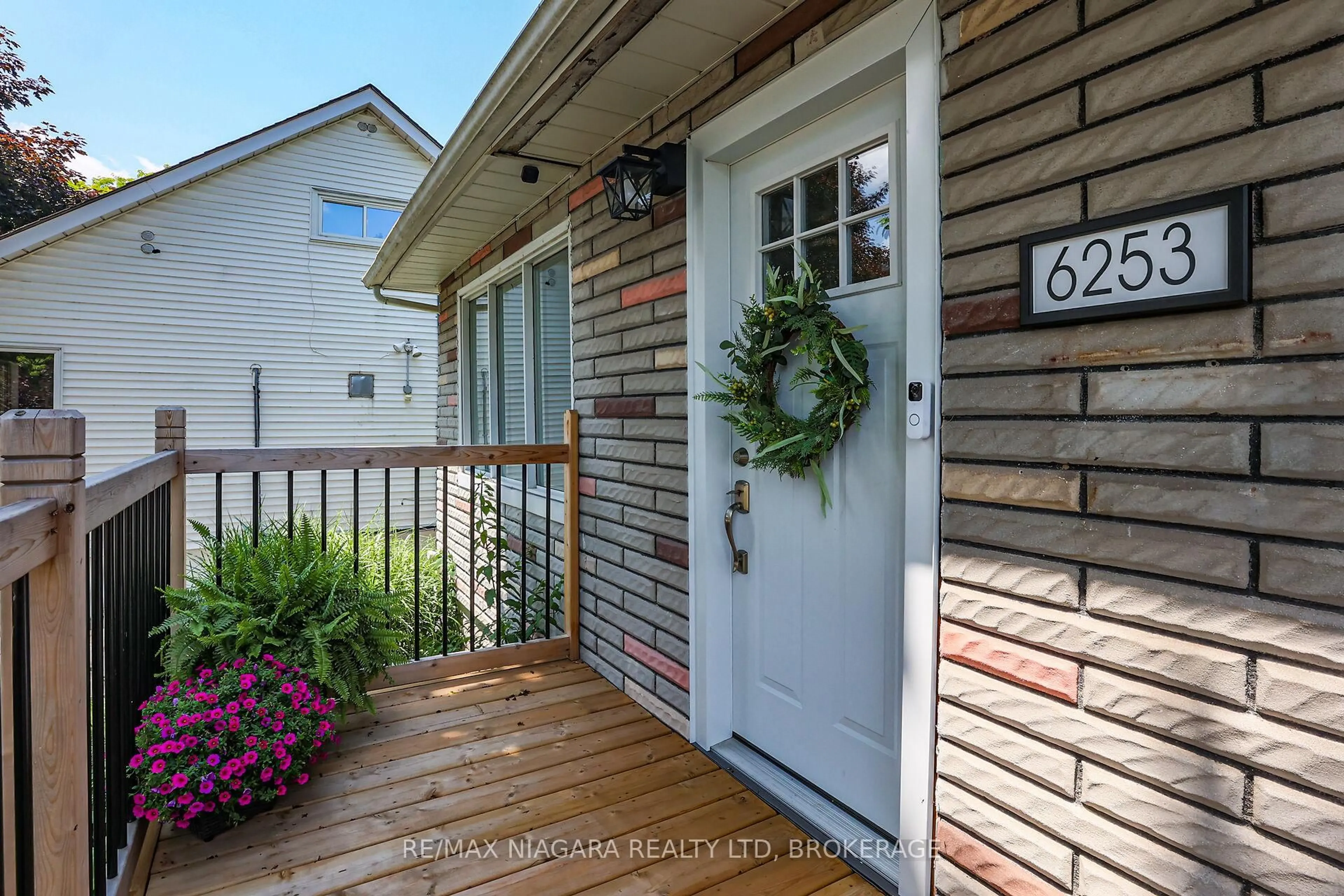 Indoor entryway for 6253 Churchill St, Niagara Falls Ontario L2G 2X5
