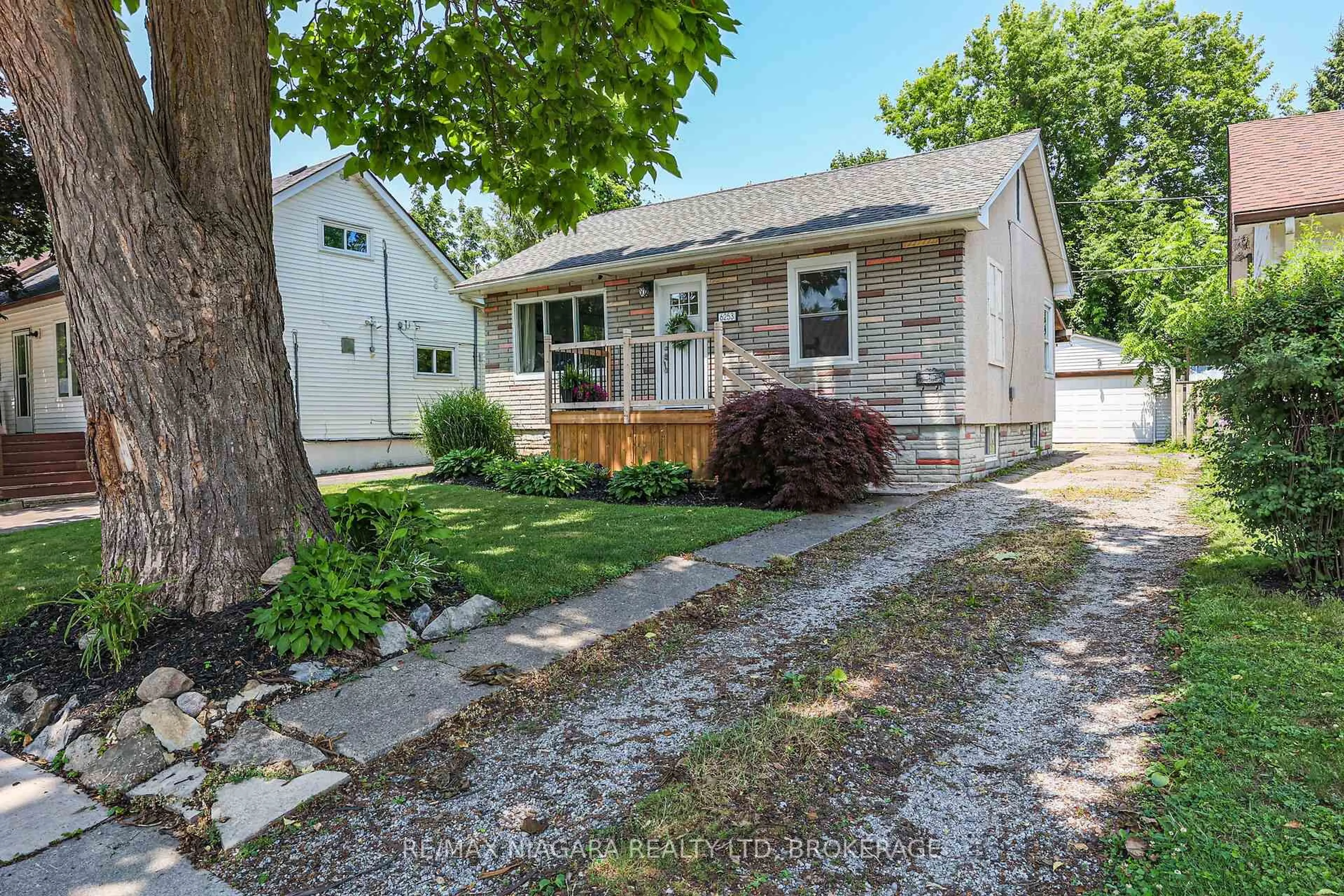 Home with vinyl exterior material, street for 6253 Churchill St, Niagara Falls Ontario L2G 2X5