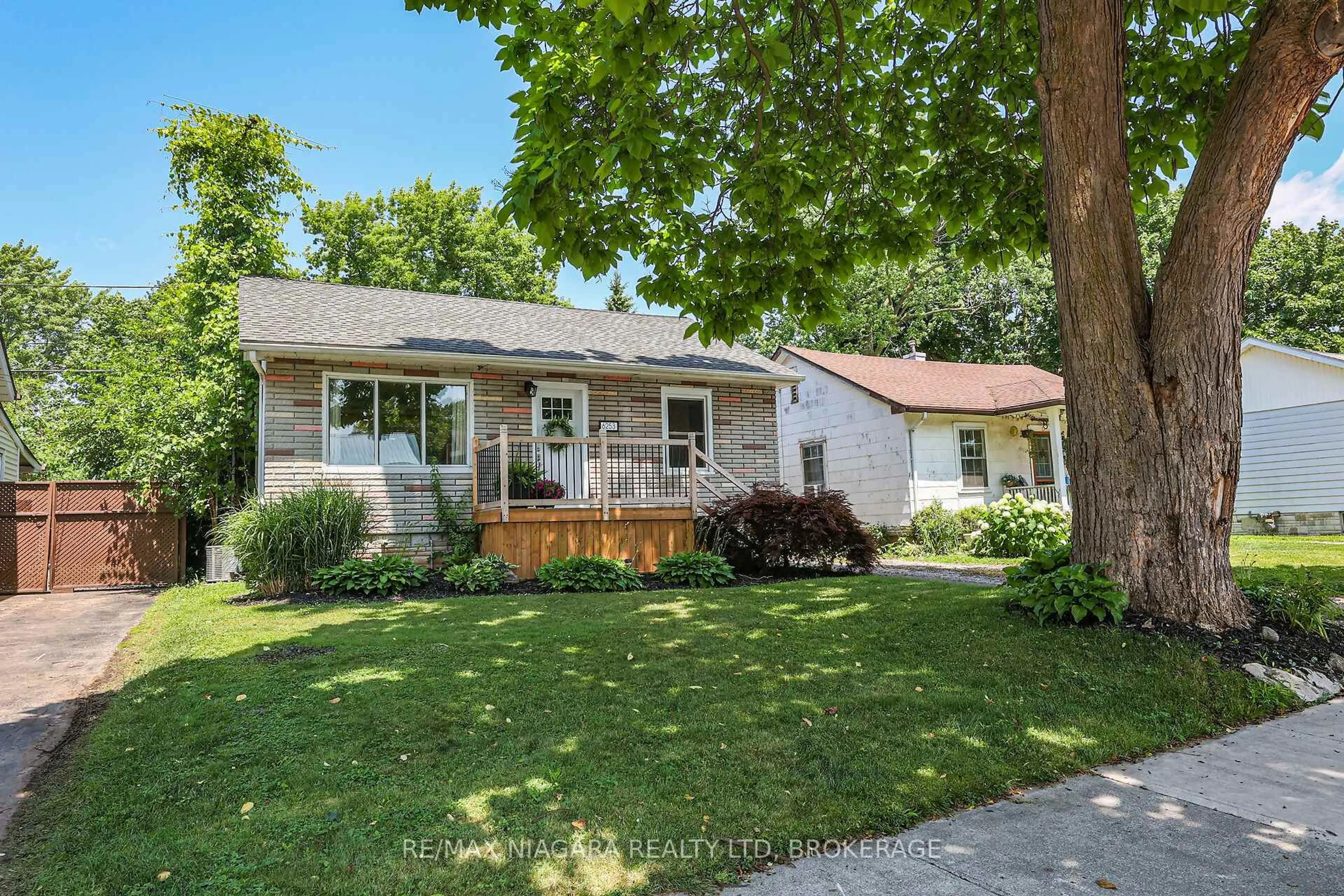 Home with vinyl exterior material, street for 6253 Churchill St, Niagara Falls Ontario L2G 2X5