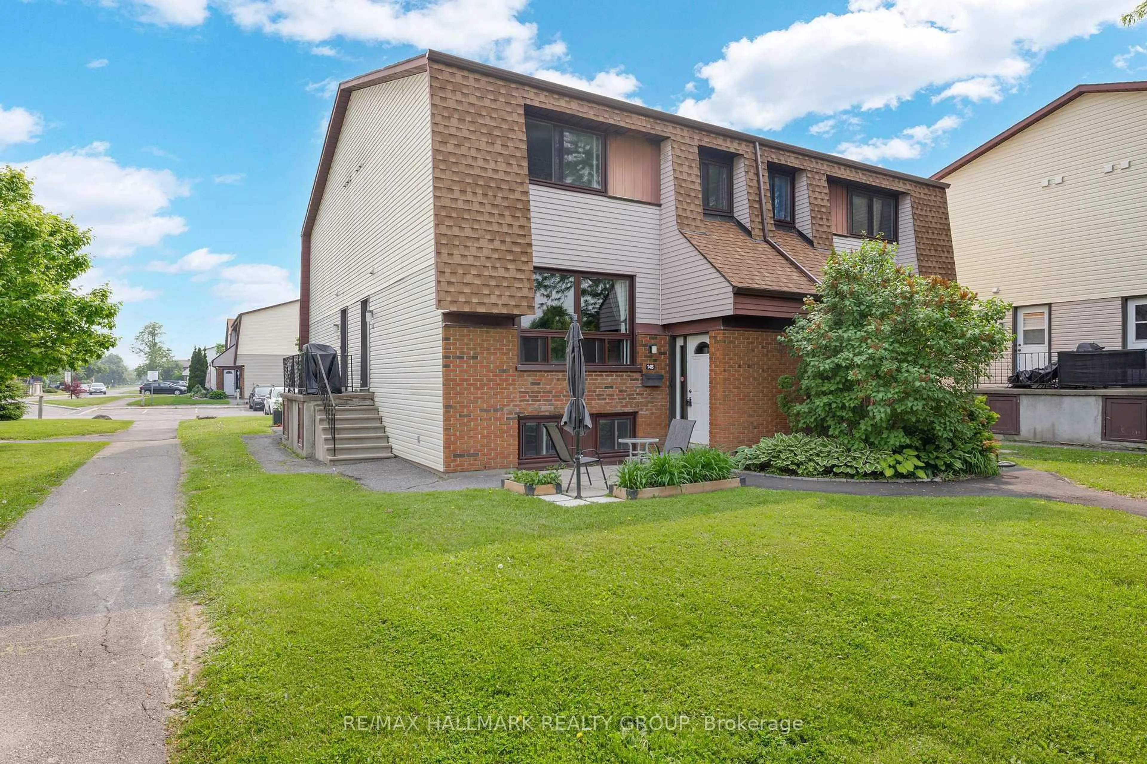 A pic from outside/outdoor area/front of a property/back of a property/a pic from drone, street for 14 Woodvale Green #B, Ottawa Ontario K2G 4G8