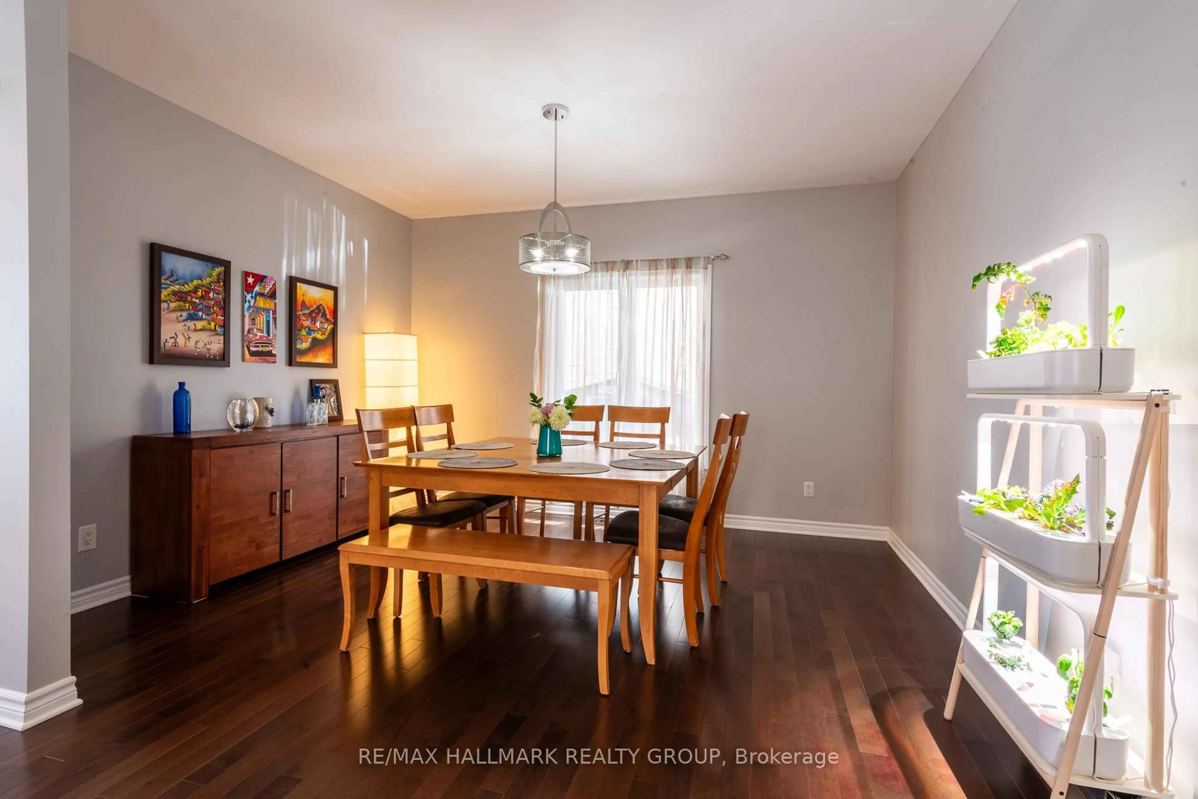 Dining room, wood/laminate floor for 217 Fountainhead Dr, Ottawa Ontario K1W 0C2