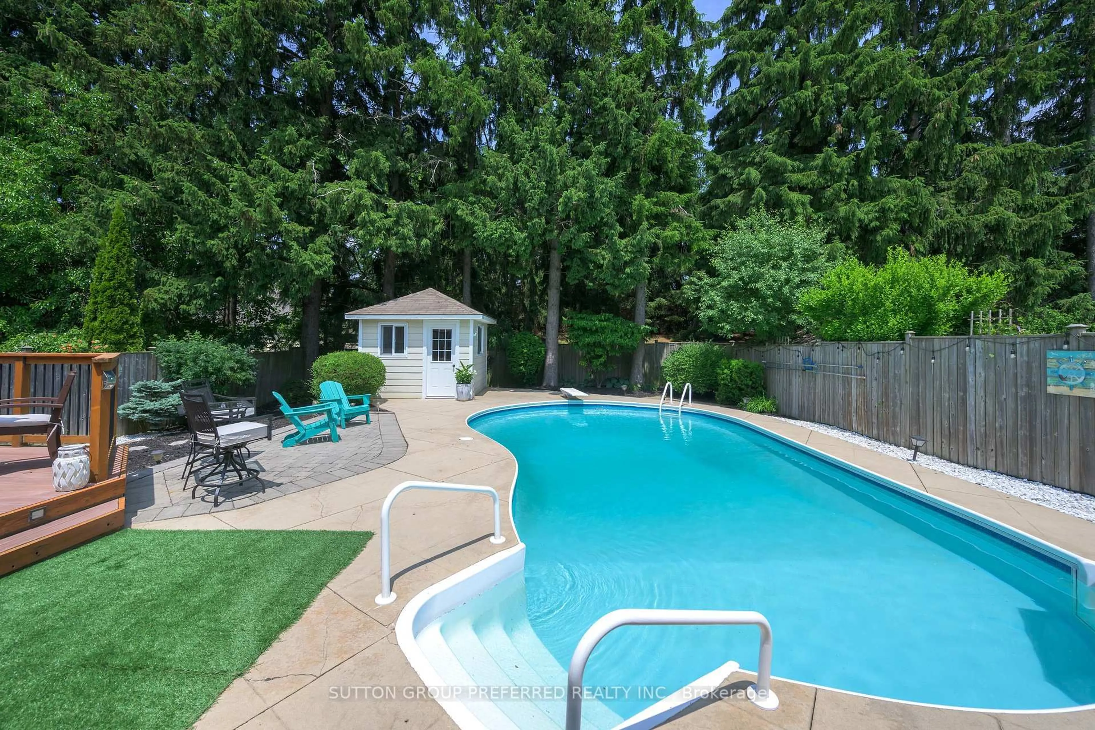 Pool for 978 Cherryhaven Dr, London South Ontario N6K 5A6