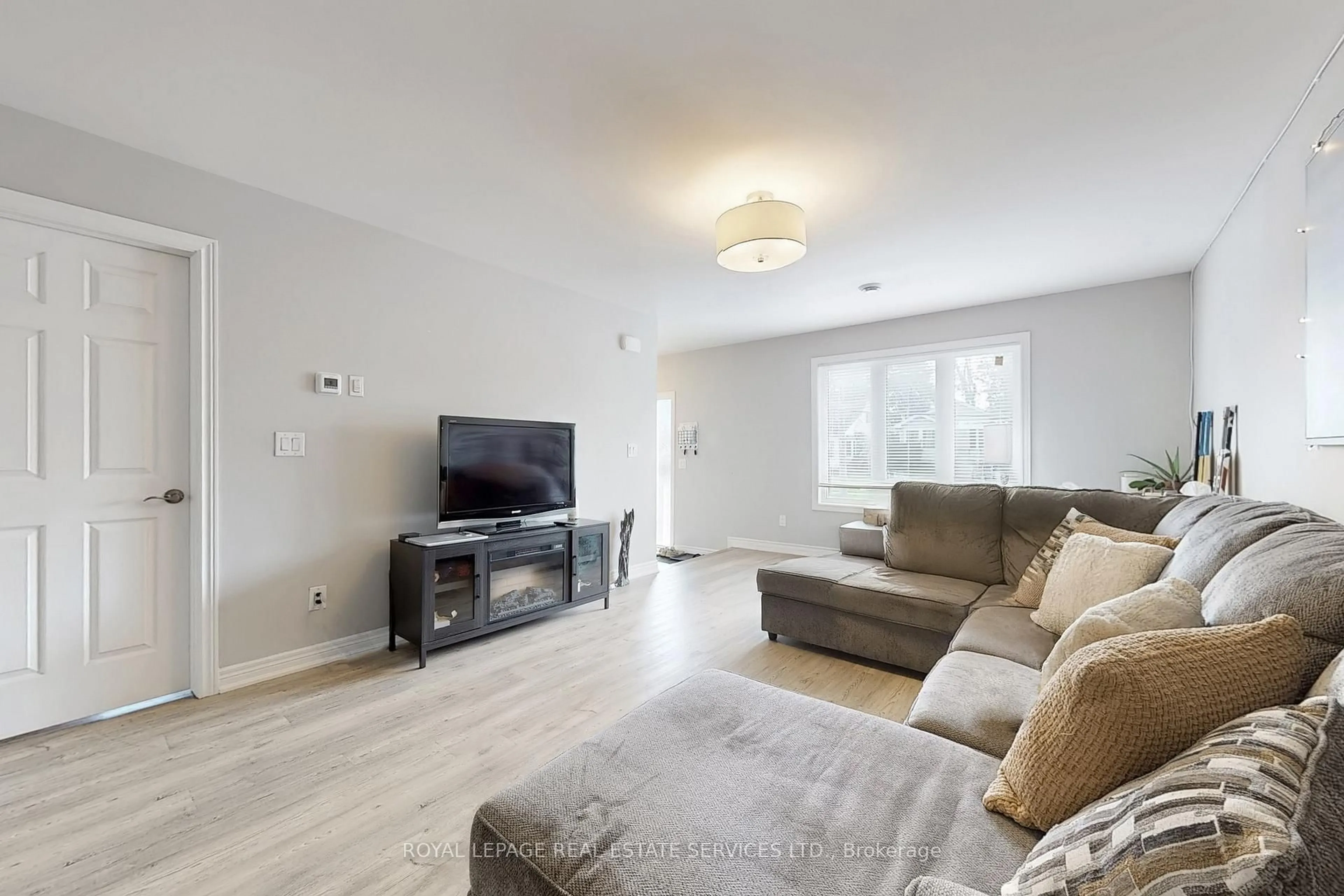 Living room with furniture, unknown for 89 Louth St, St. Catharines Ontario L2S 2T7