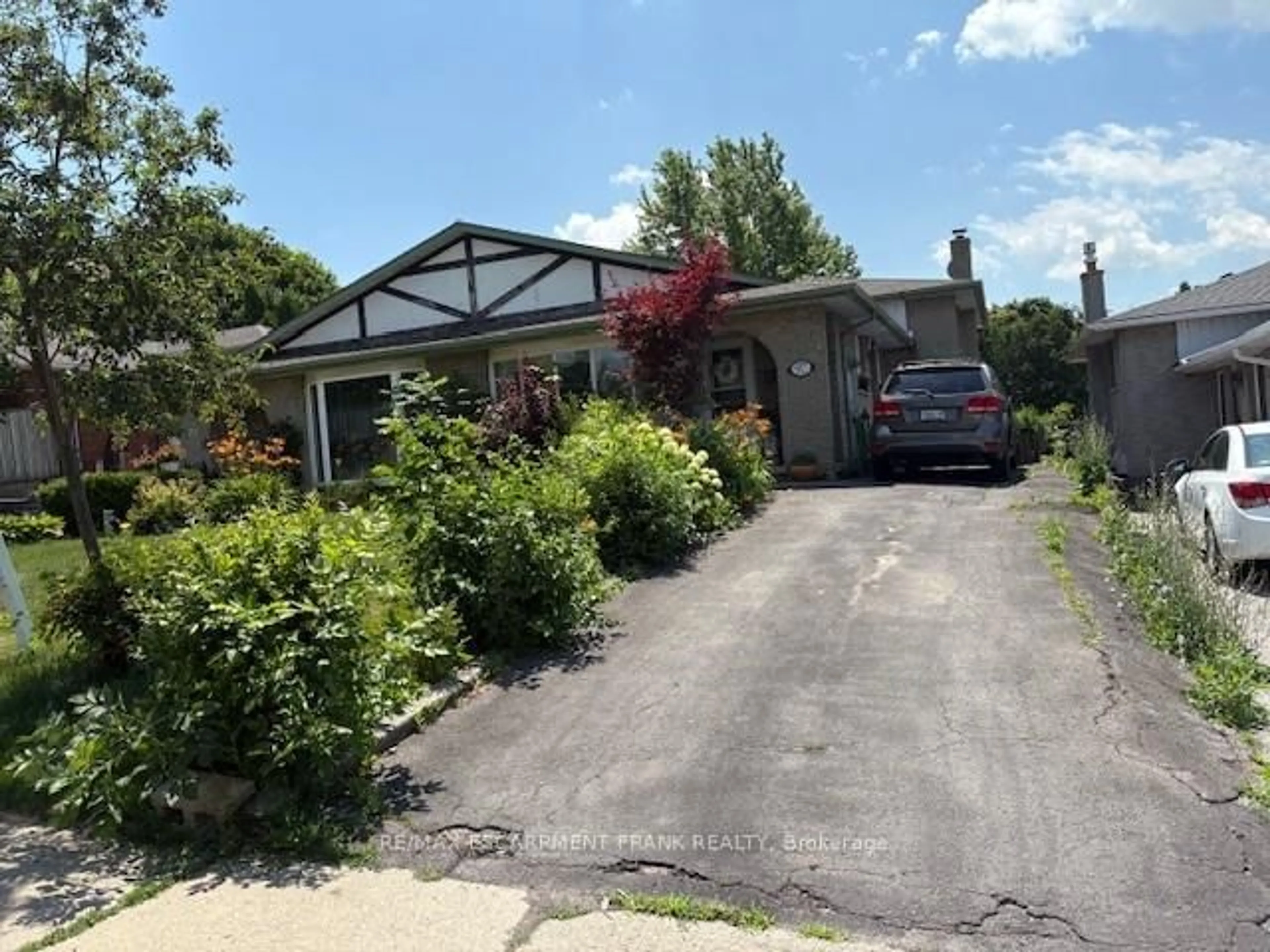 A pic from outside/outdoor area/front of a property/back of a property/a pic from drone, street for 97 Guildwood Dr, Hamilton Ontario L9C 6S3