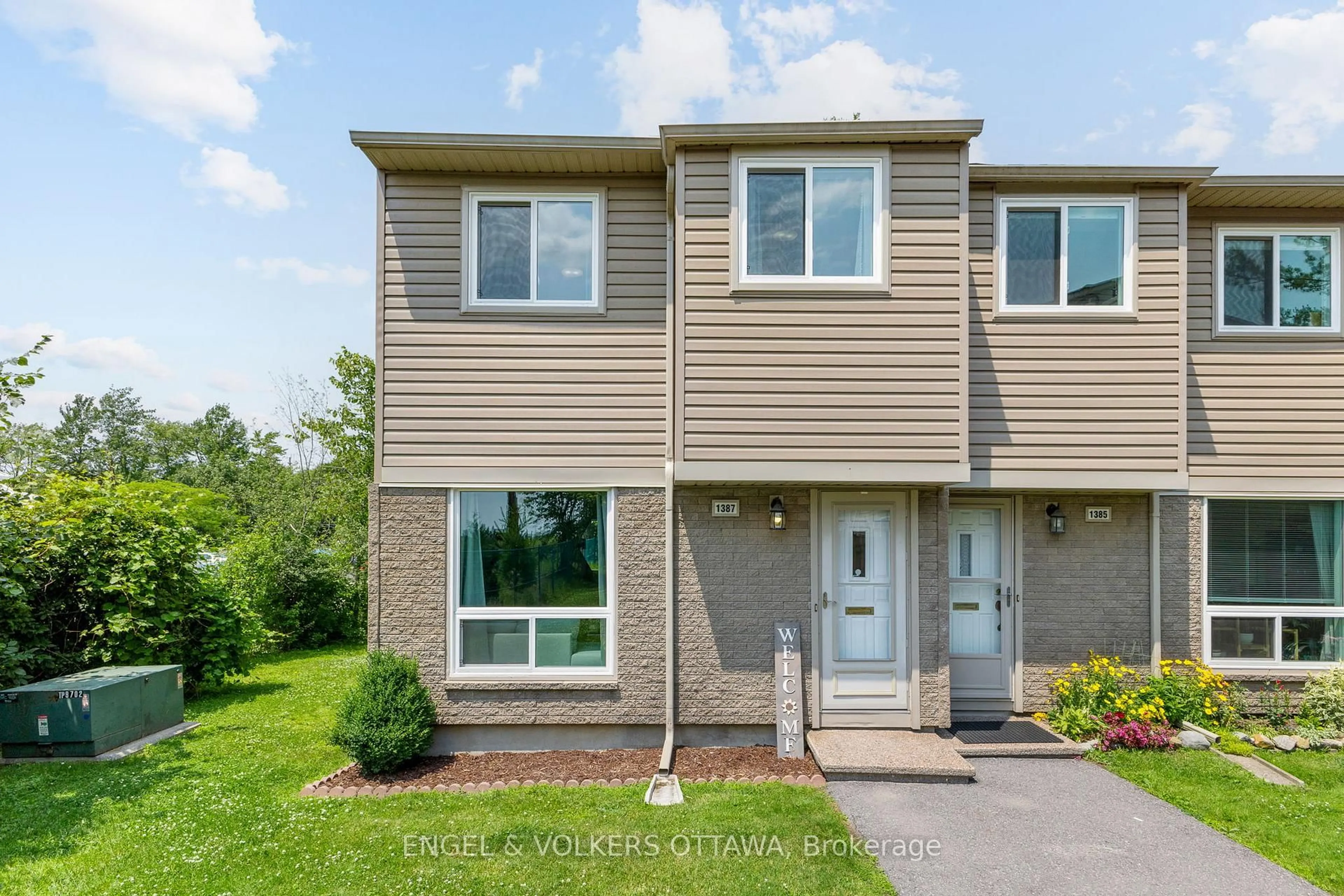 Home with vinyl exterior material, street for 1387 Perez Cres, Ottawa Ontario K1J 8V3