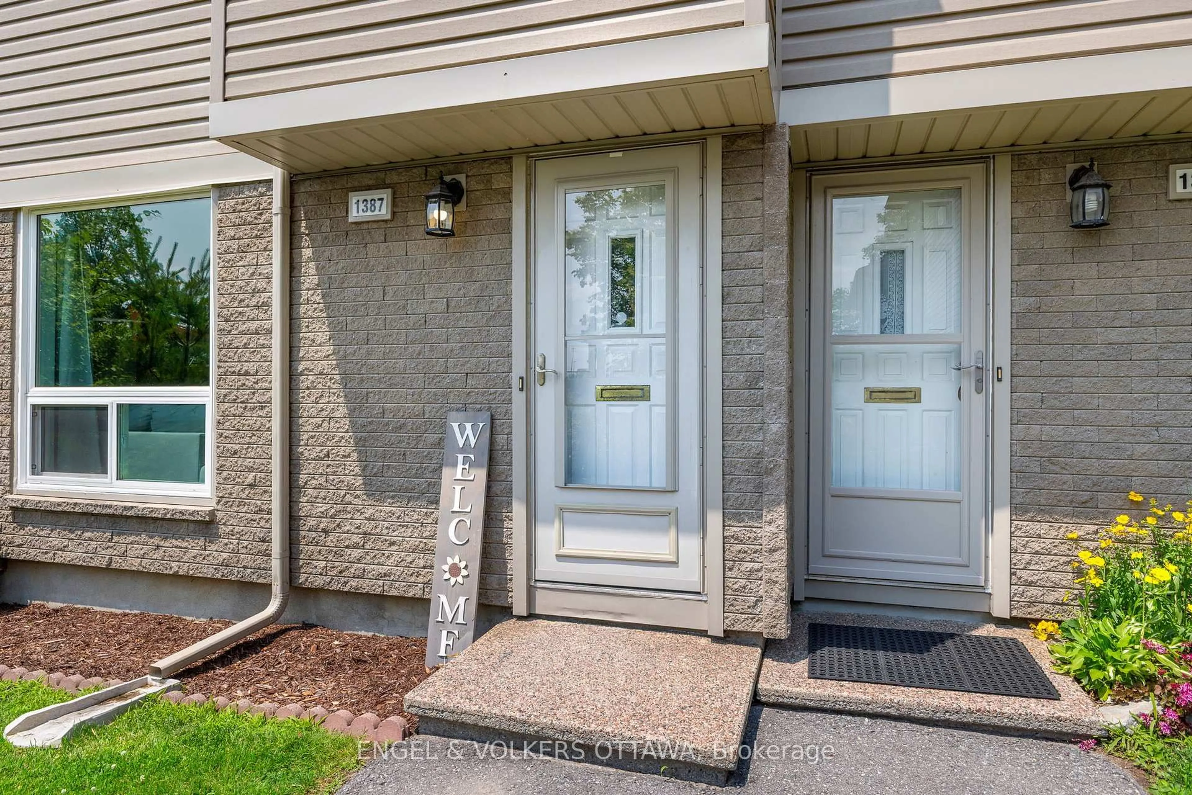 Indoor entryway for 1387 Perez Cres, Ottawa Ontario K1J 8V3