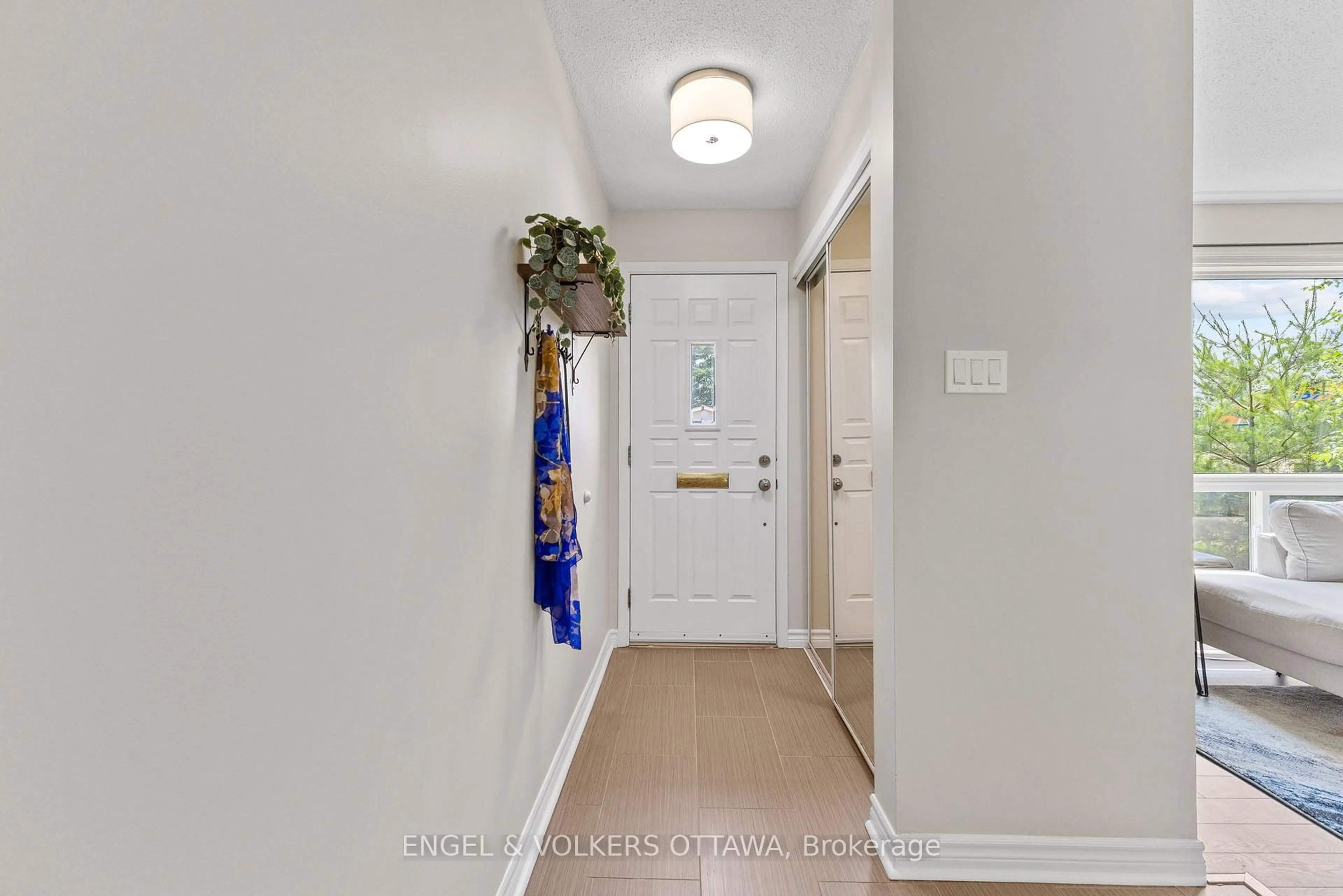 Indoor entryway for 1387 Perez Cres, Ottawa Ontario K1J 8V3