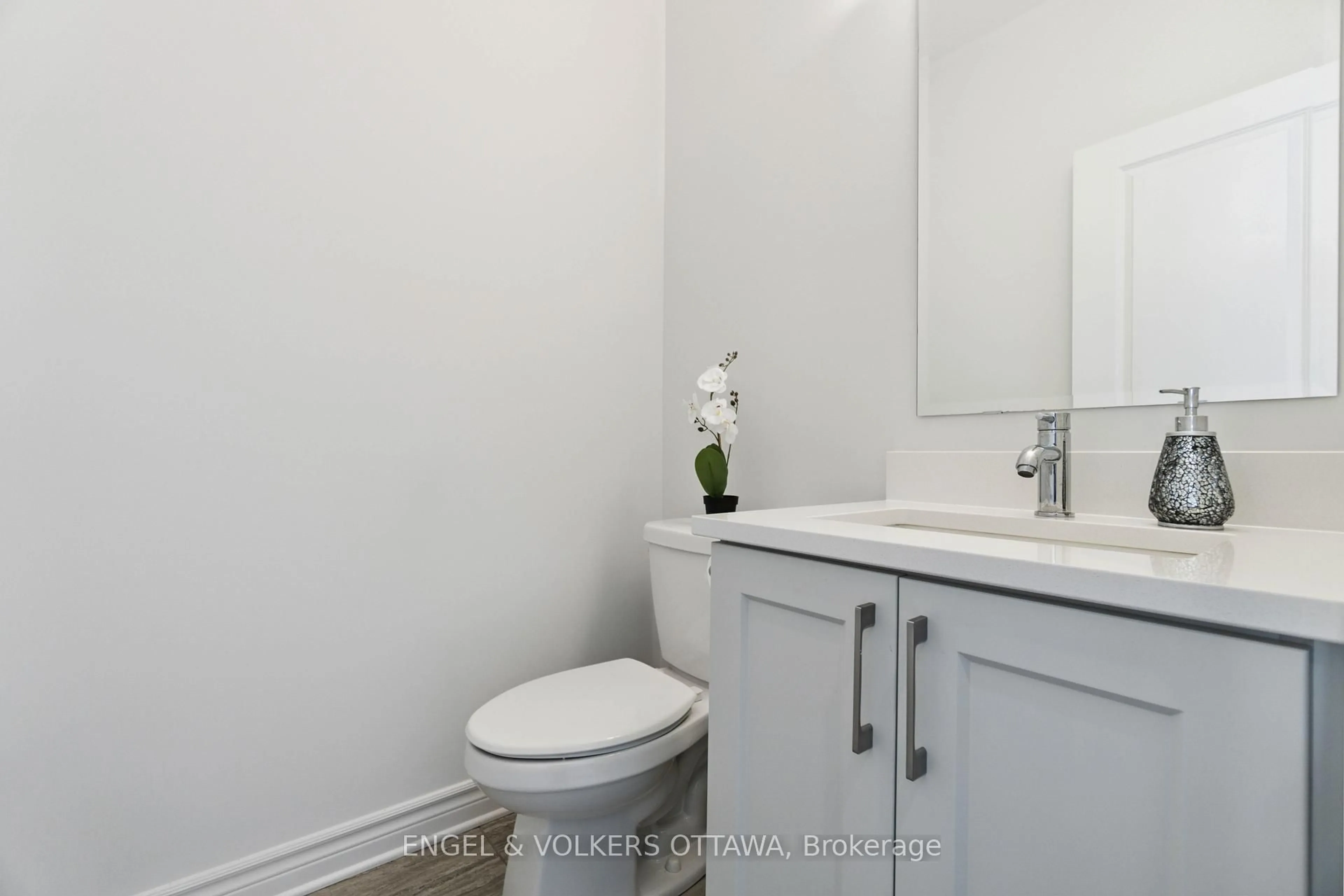 Standard bathroom, unknown for 640 Cordelette Circ, Ottawa Ontario K1W 0P2