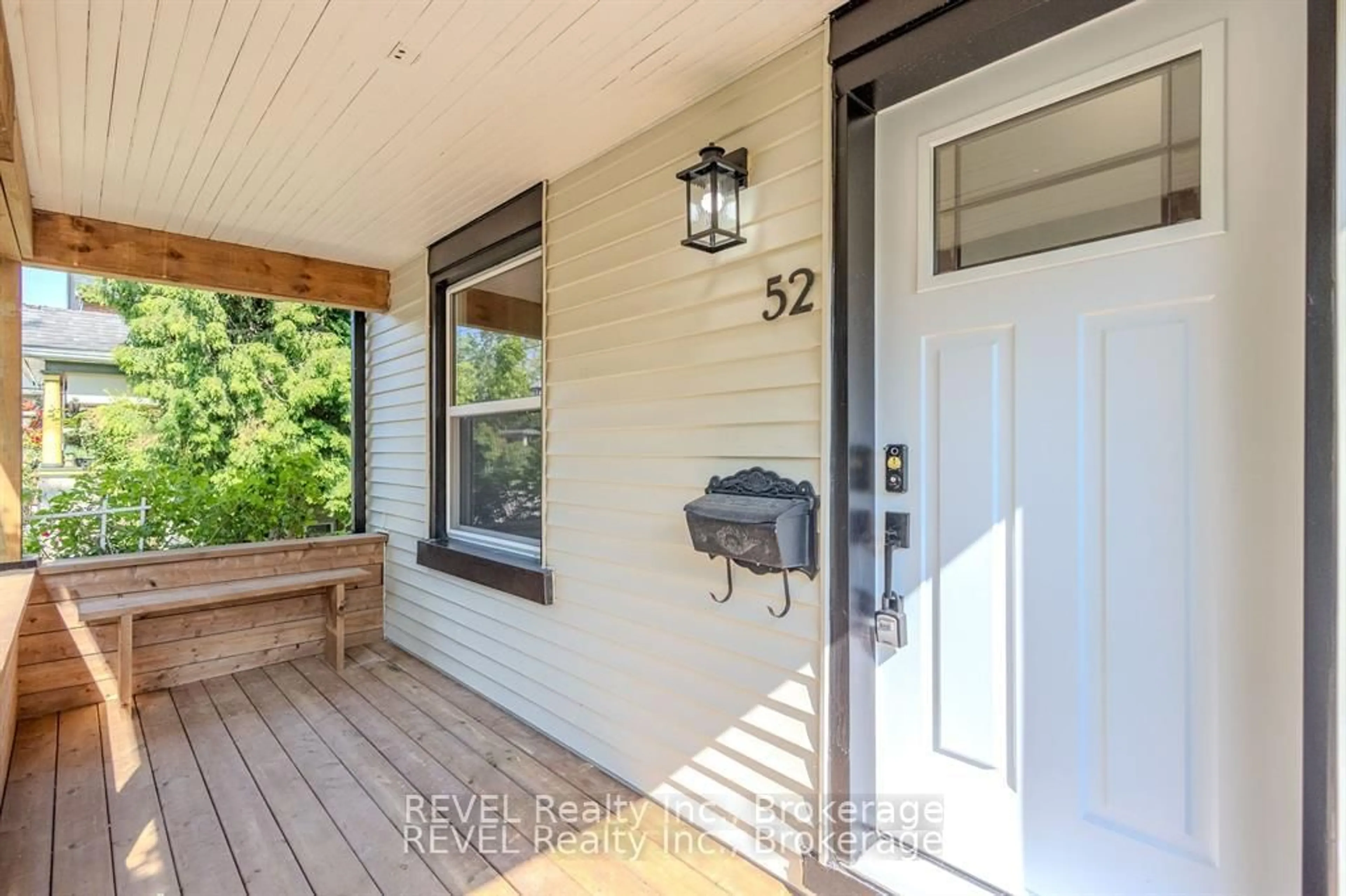 Indoor entryway for 52 Albert St, St. Catharines Ontario L2R 2G9