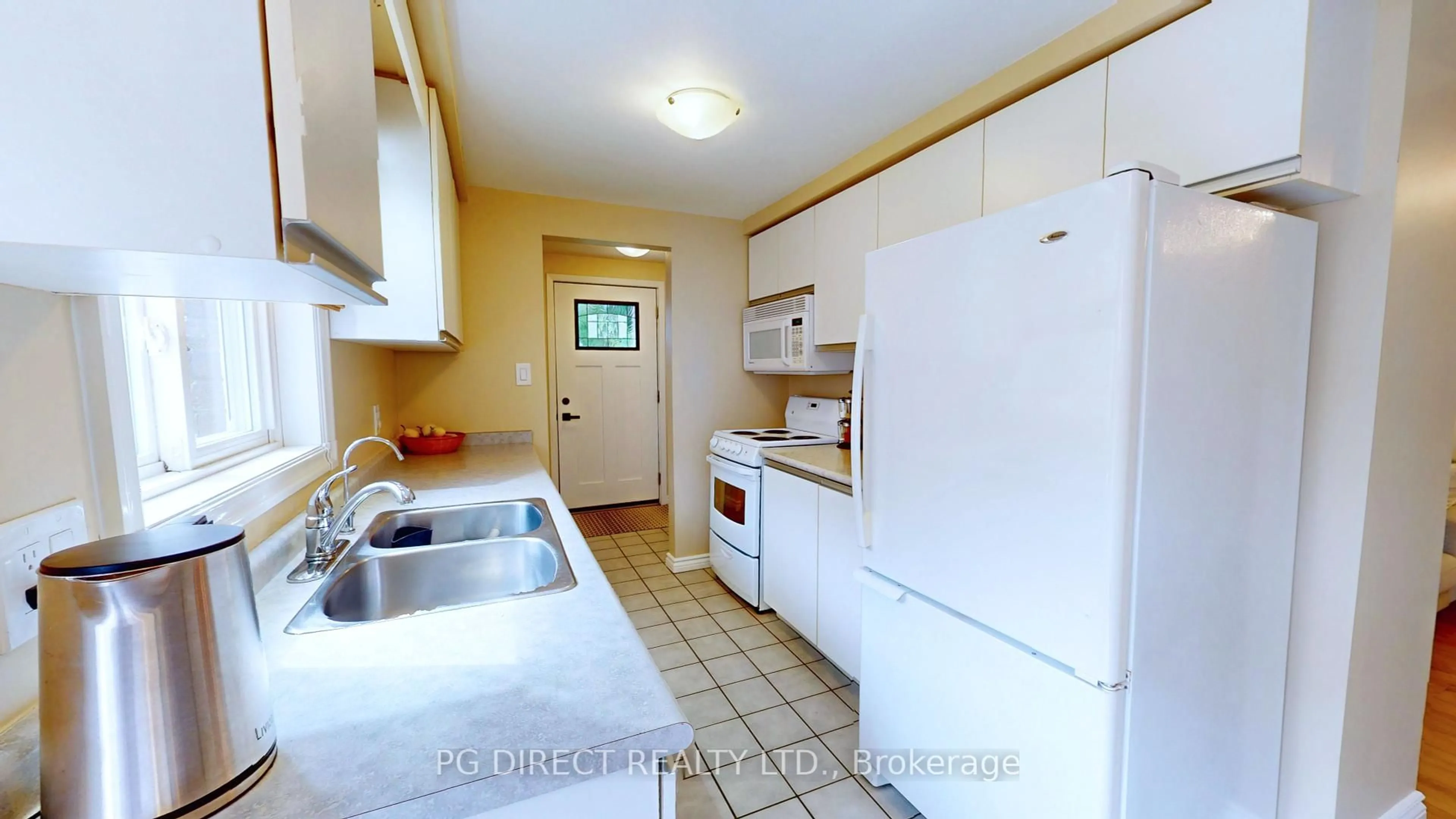 Standard kitchen, ceramic/tile floor for 116 Oprington Crt, Kitchener Ontario N2N 3E1