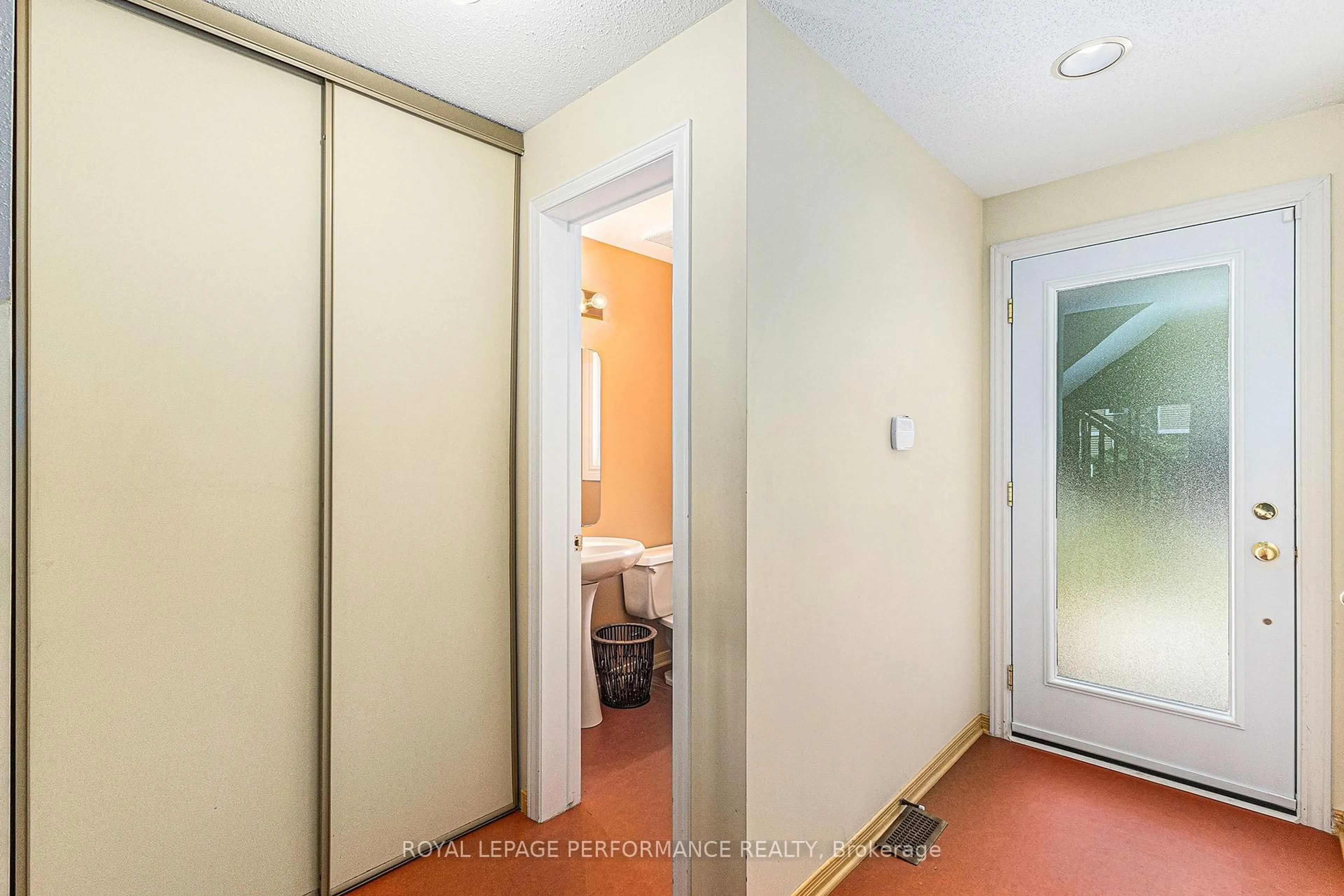 Indoor entryway for 2015 Summerfields Cres, Ottawa Ontario K1C 7B4