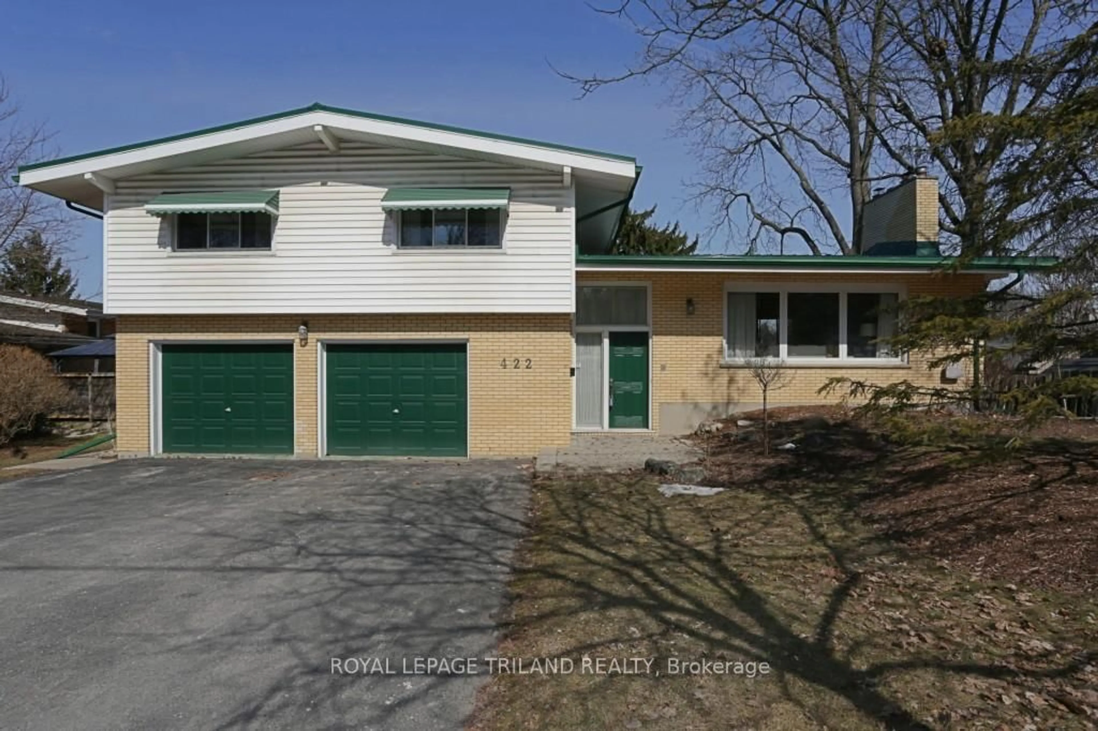 Home with vinyl exterior material, street for 422 COMMISSIONERS Rd, London South Ontario N6C 2T5