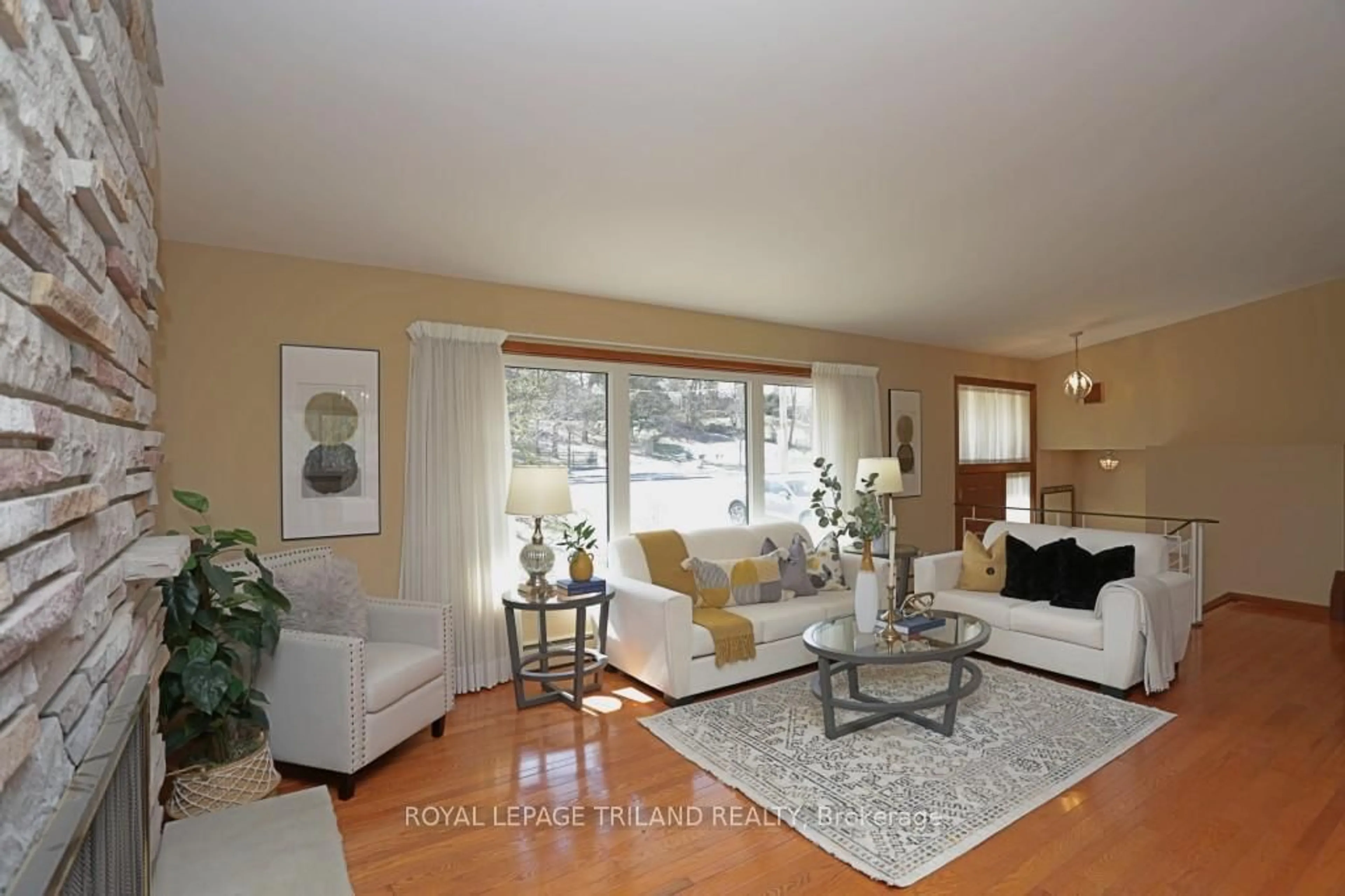 Living room with furniture, unknown for 422 COMMISSIONERS Rd, London South Ontario N6C 2T5