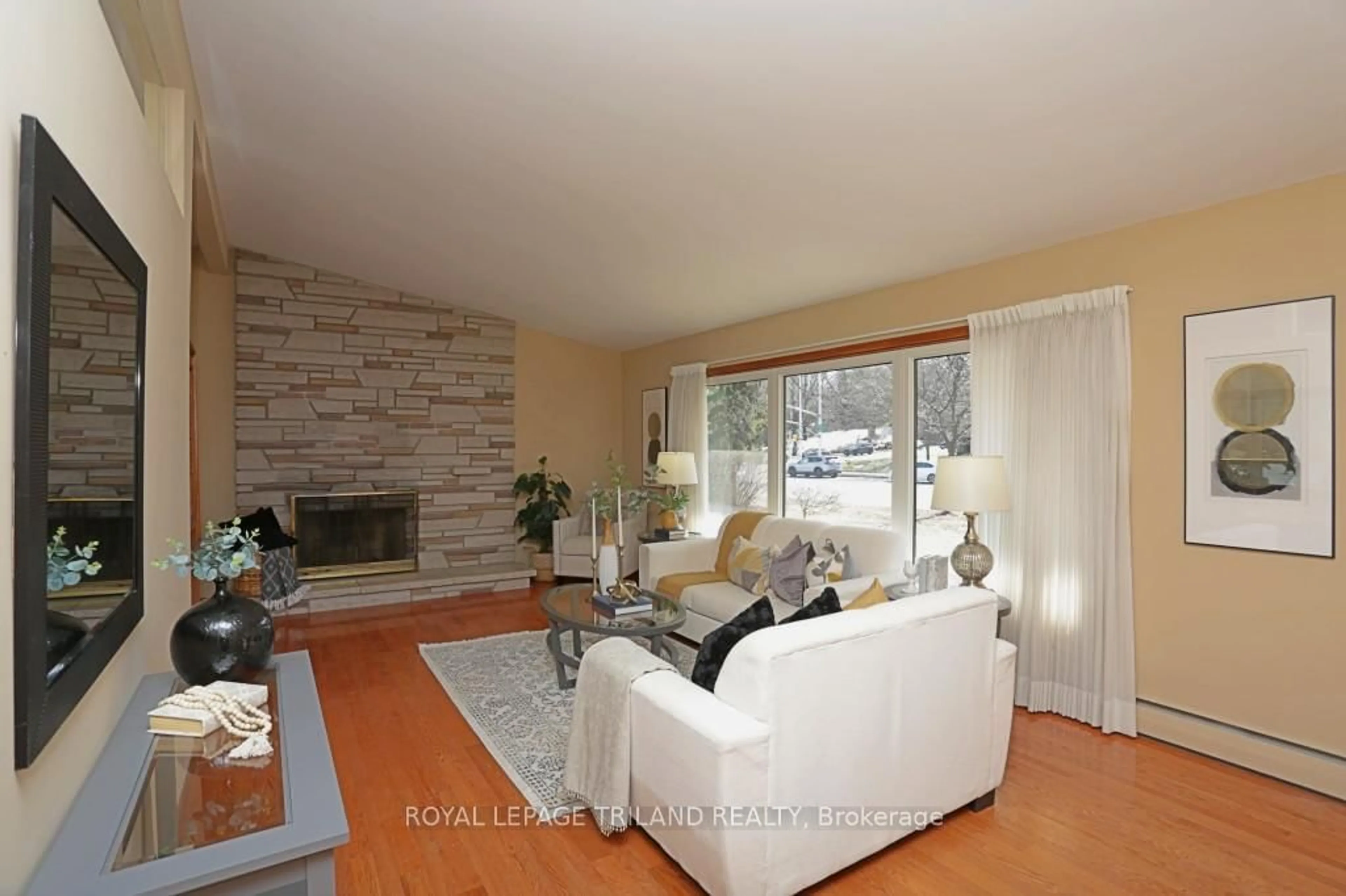 Living room with furniture, unknown for 422 COMMISSIONERS Rd, London South Ontario N6C 2T5