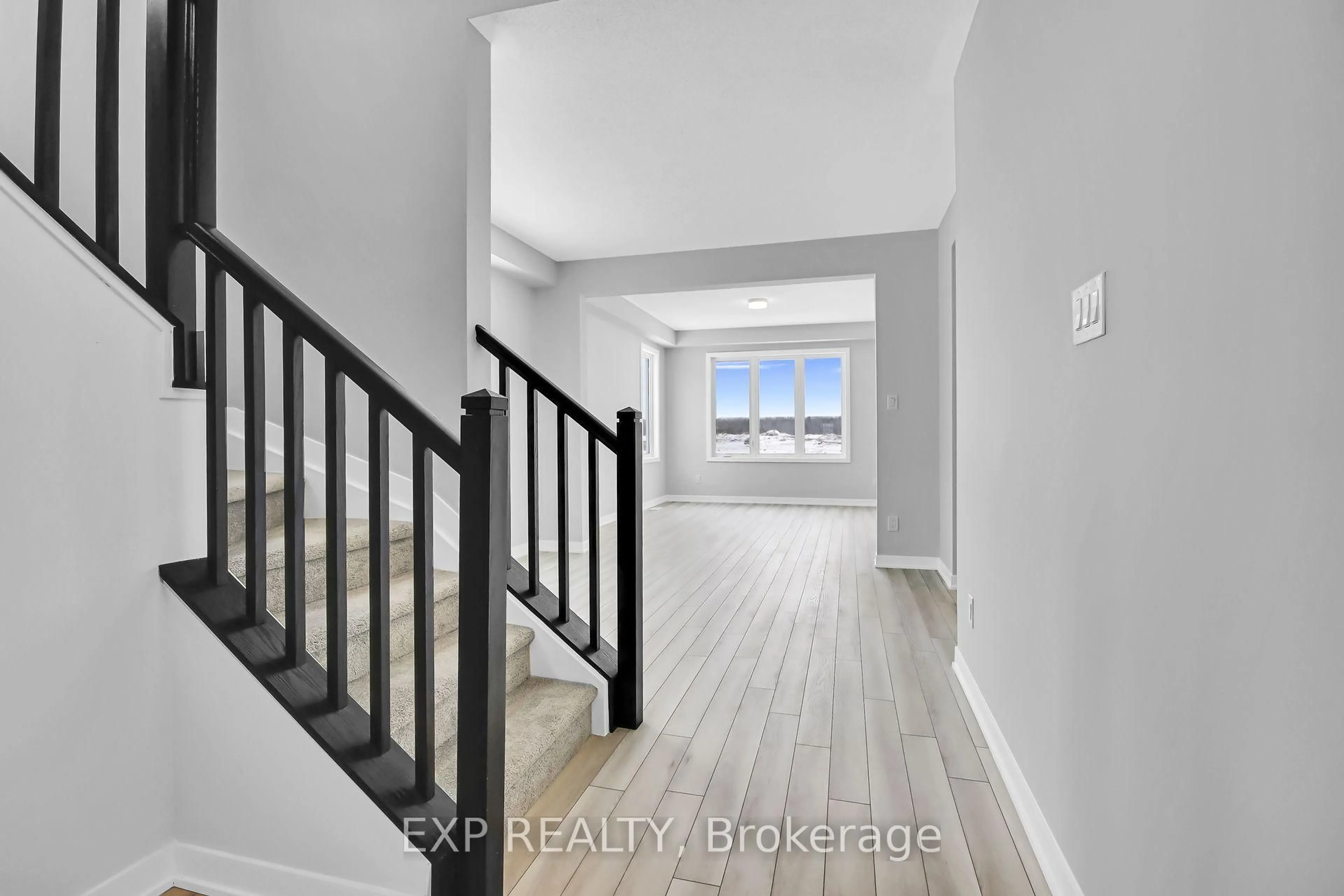 Indoor entryway for 301 Cornflower Row, Richmond Ontario K0A 2Z0