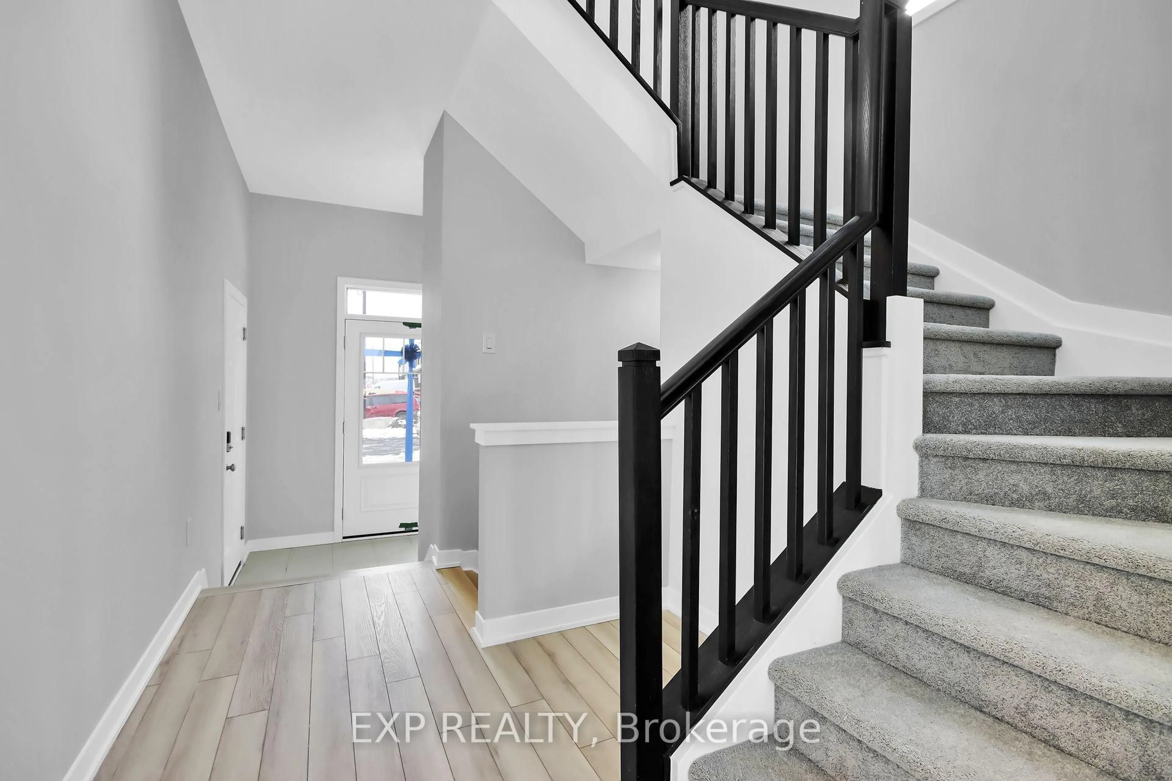 Indoor entryway for 301 Cornflower Row, Richmond Ontario K0A 2Z0