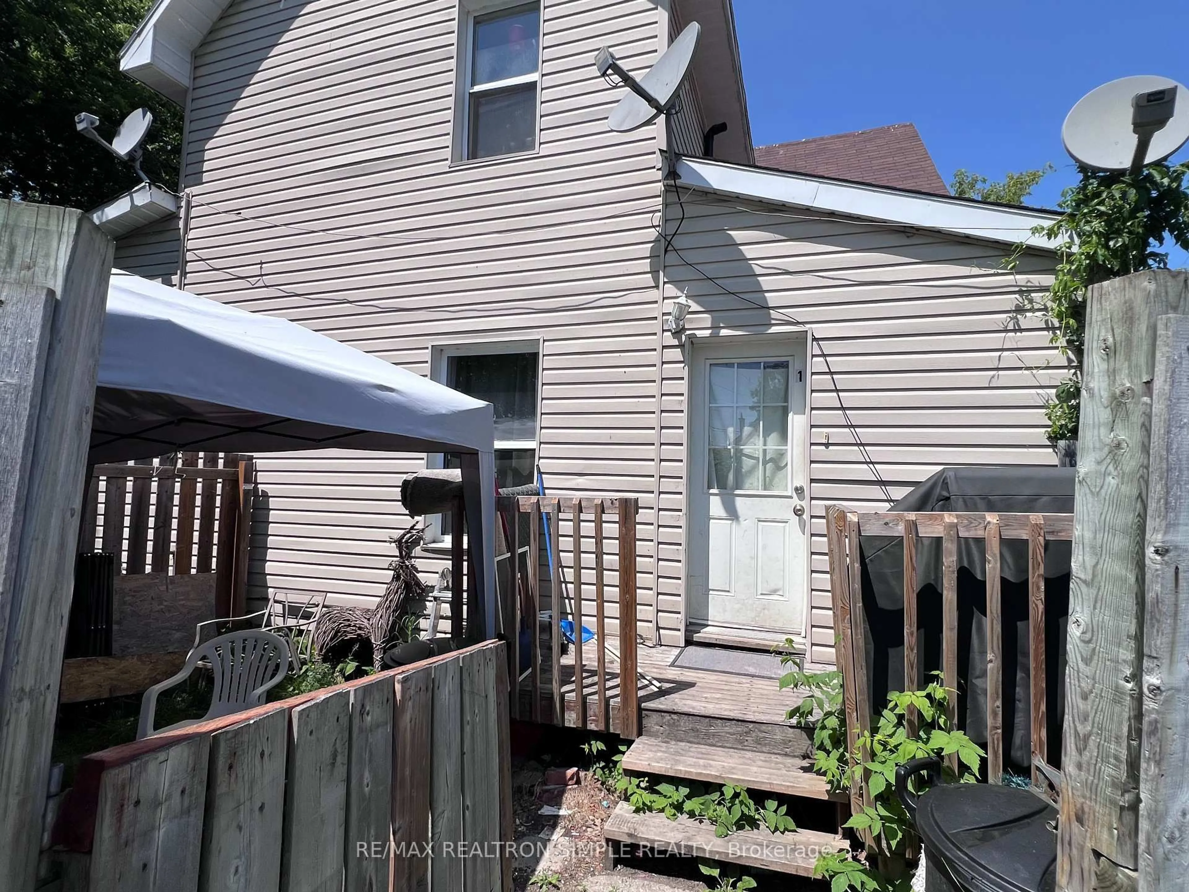 A pic from outside/outdoor area/front of a property/back of a property/a pic from drone, street for 441 Algonquin Ave, North Bay Ontario P1B 4W6