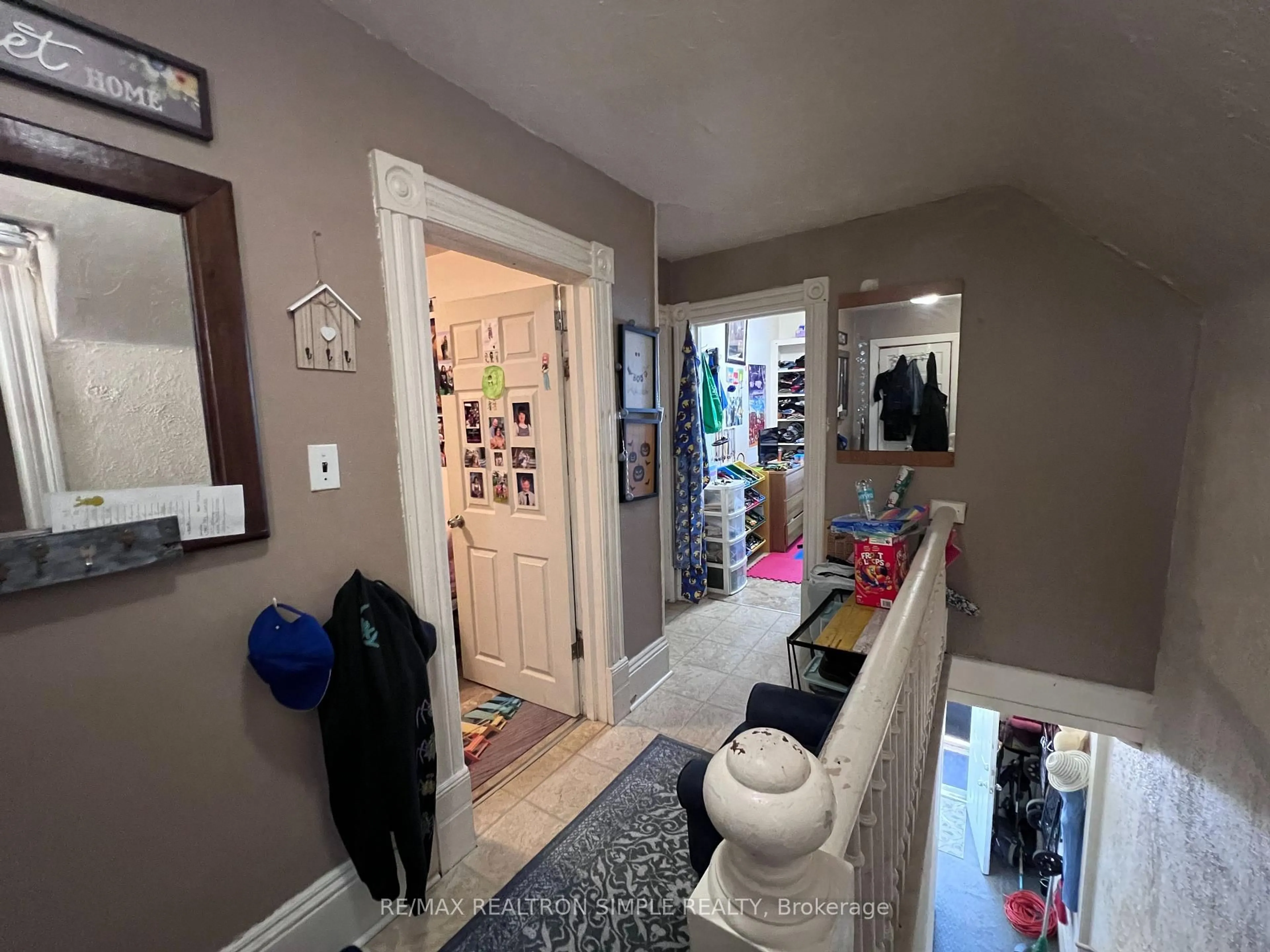 Indoor entryway for 441 Algonquin Ave, North Bay Ontario P1B 4W6