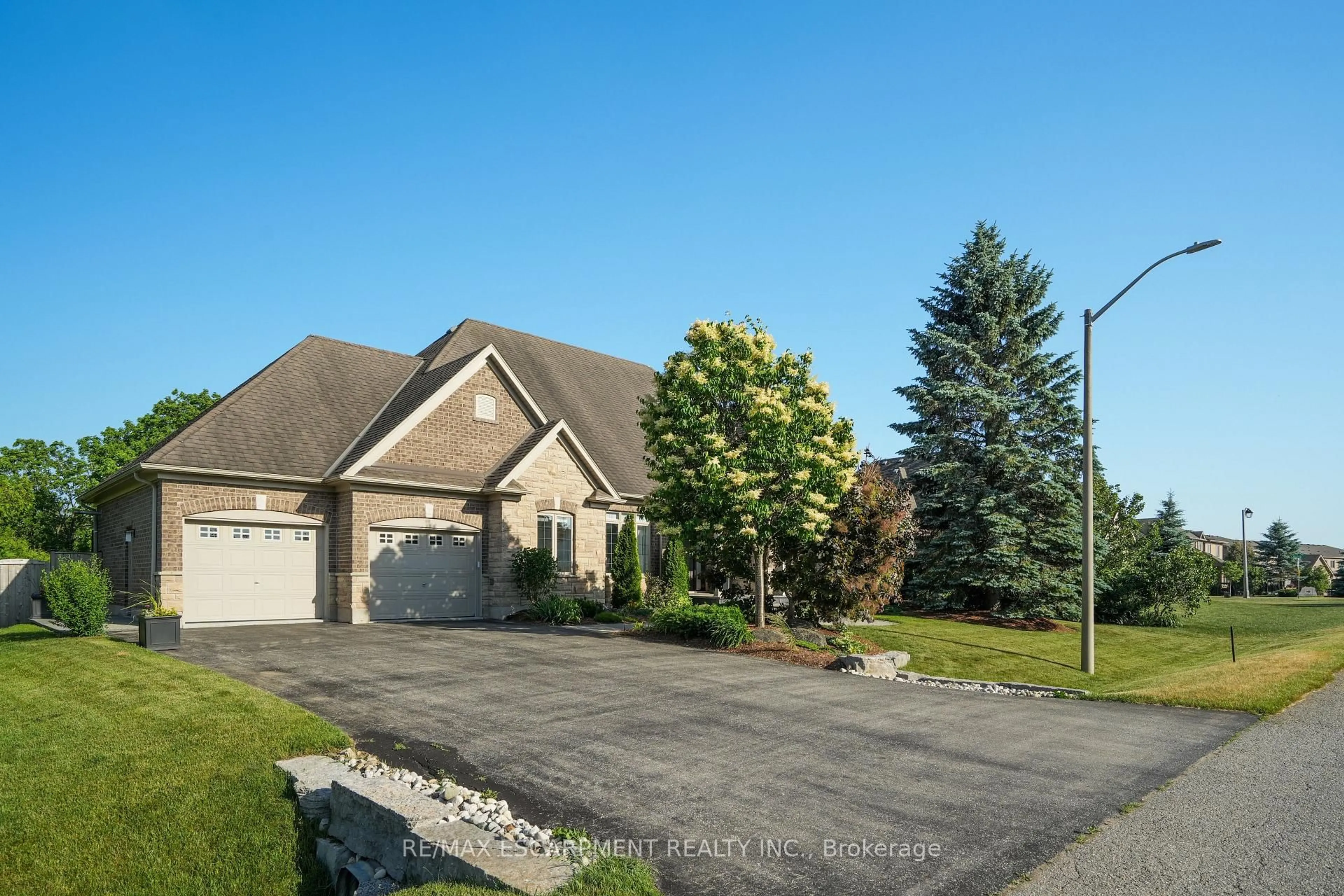 A pic from outside/outdoor area/front of a property/back of a property/a pic from drone, street for 95 Cobblestone Pl, Guelph/Eramosa Ontario N0B 2K0