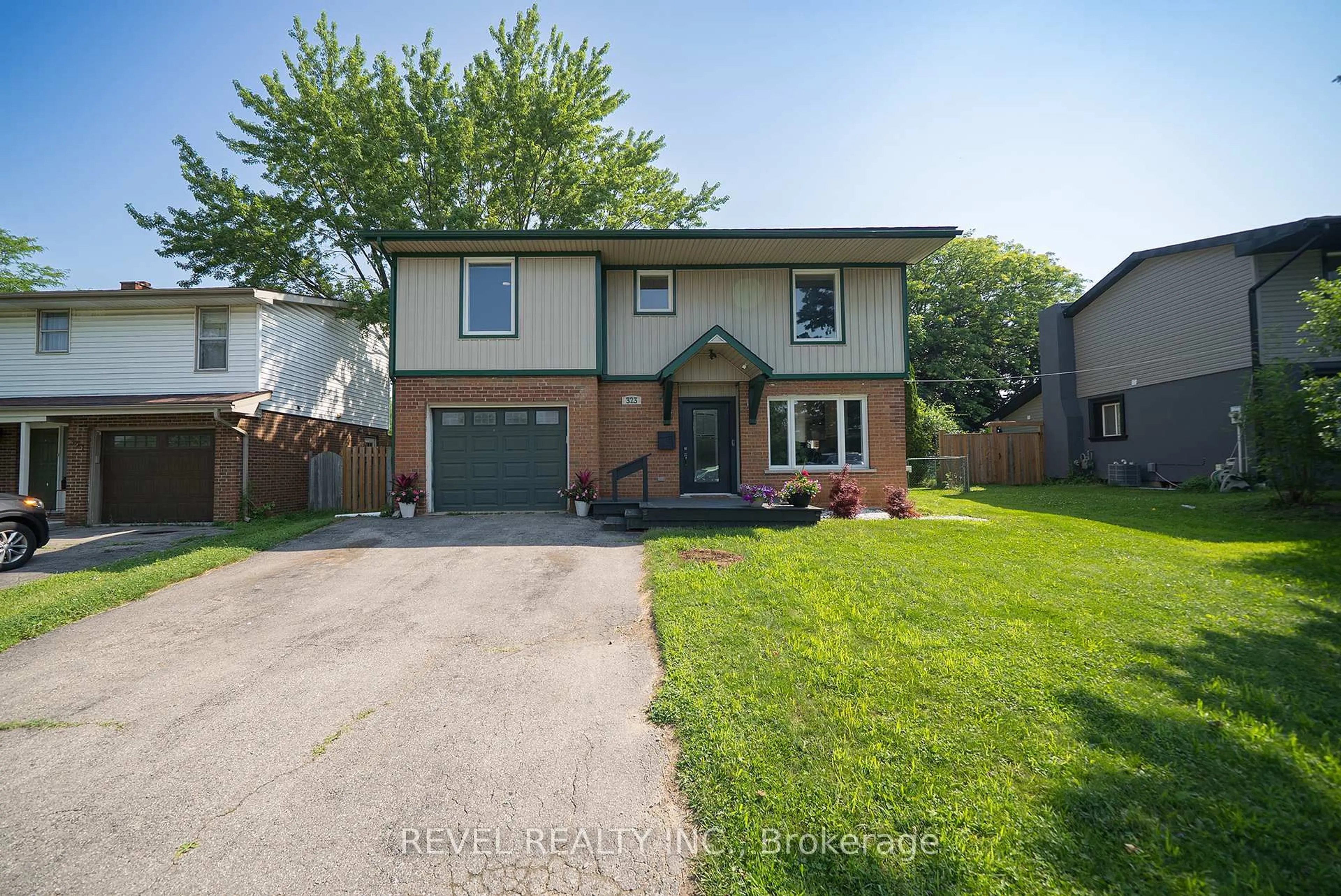 Home with brick exterior material, street for 323 Brantwood Park Rd, Brantford Ontario N3P 1G7
