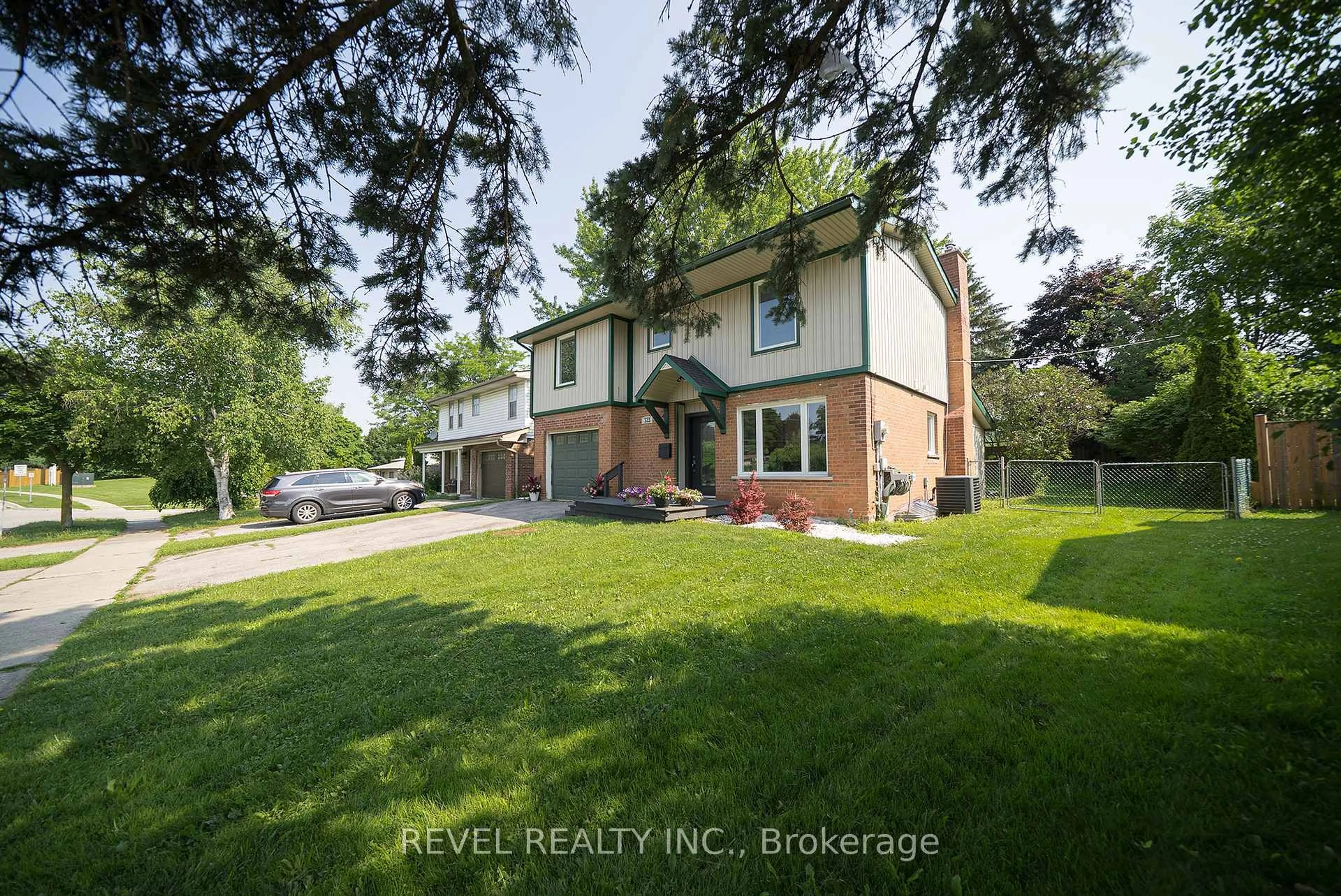 A pic from outside/outdoor area/front of a property/back of a property/a pic from drone, street for 323 Brantwood Park Rd, Brantford Ontario N3P 1G7