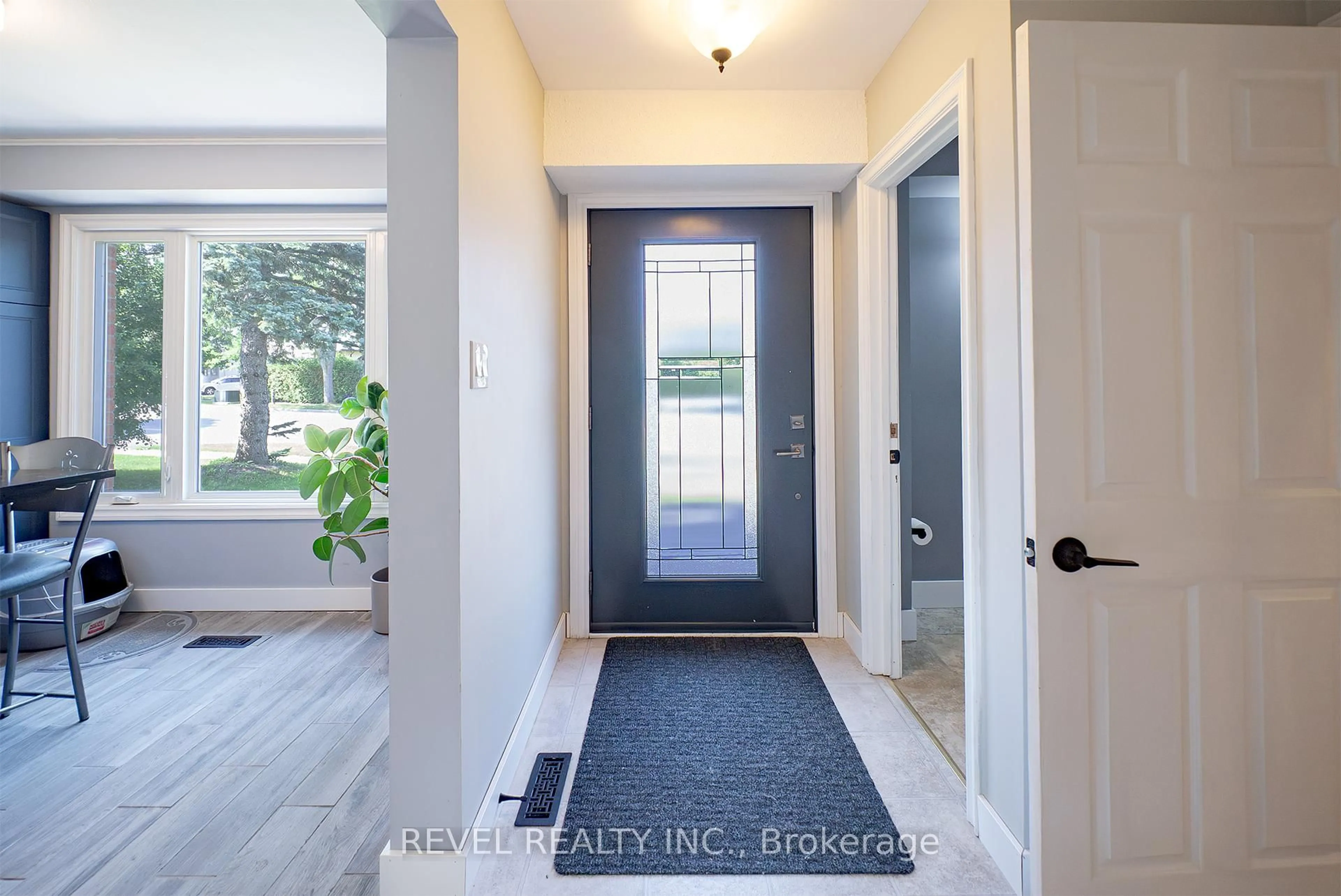 Indoor entryway for 323 Brantwood Park Rd, Brantford Ontario N3P 1G7