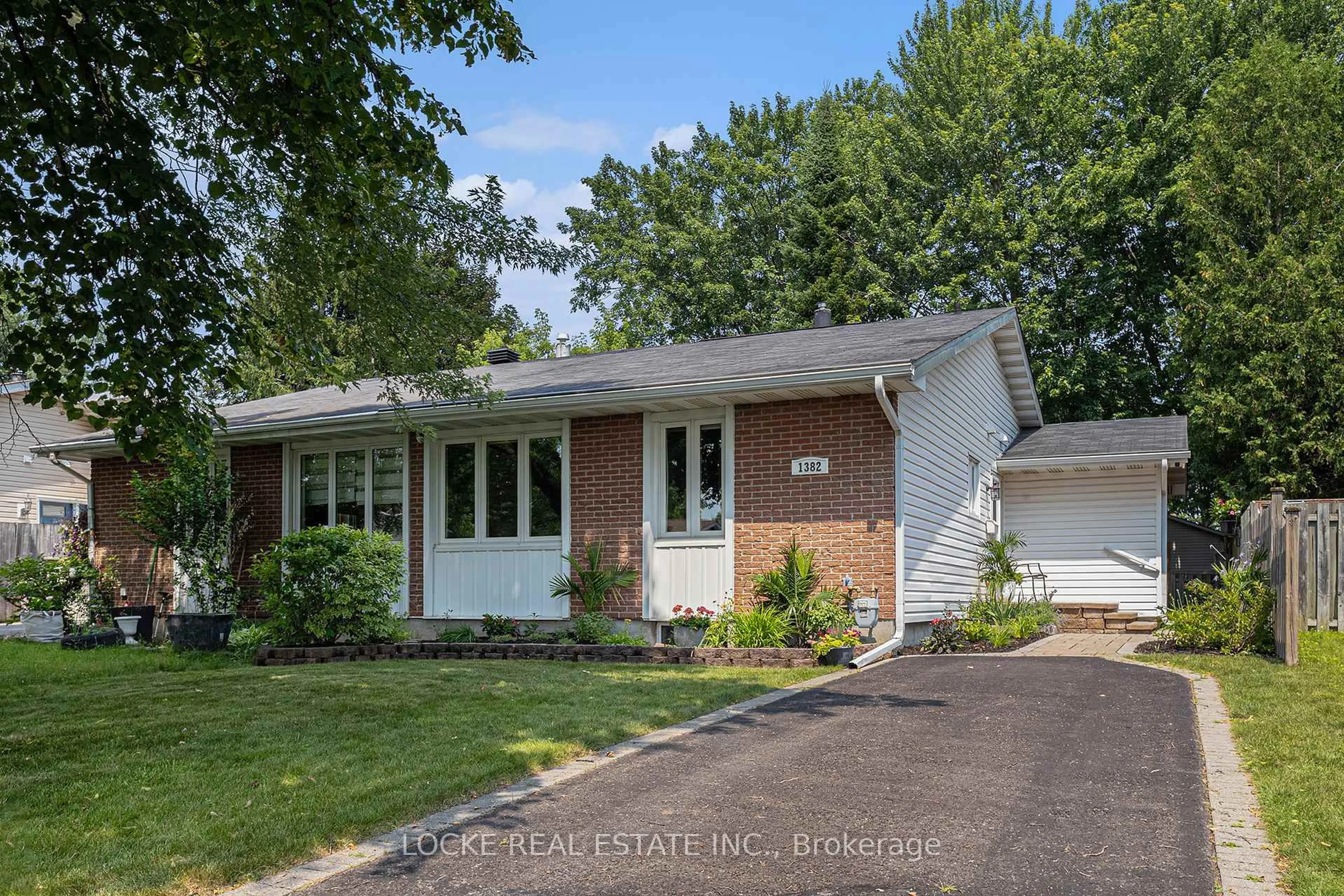 Home with vinyl exterior material, street for 1382 Leigh Cres, Gloucester Ontario K1J 8E4
