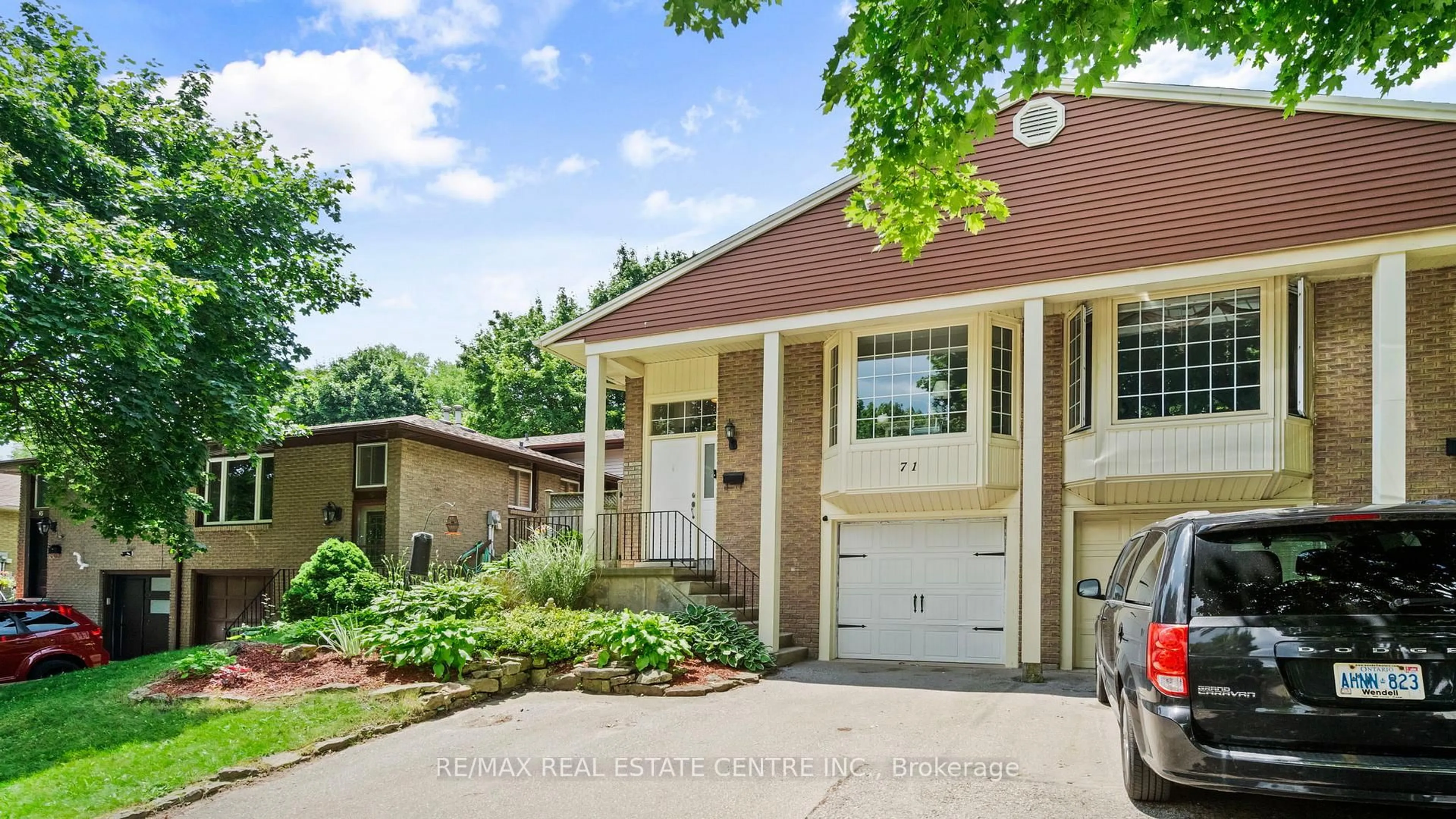 Home with brick exterior material, street for 71 Northview Heights Dr, Cambridge Ontario N1R 7A7