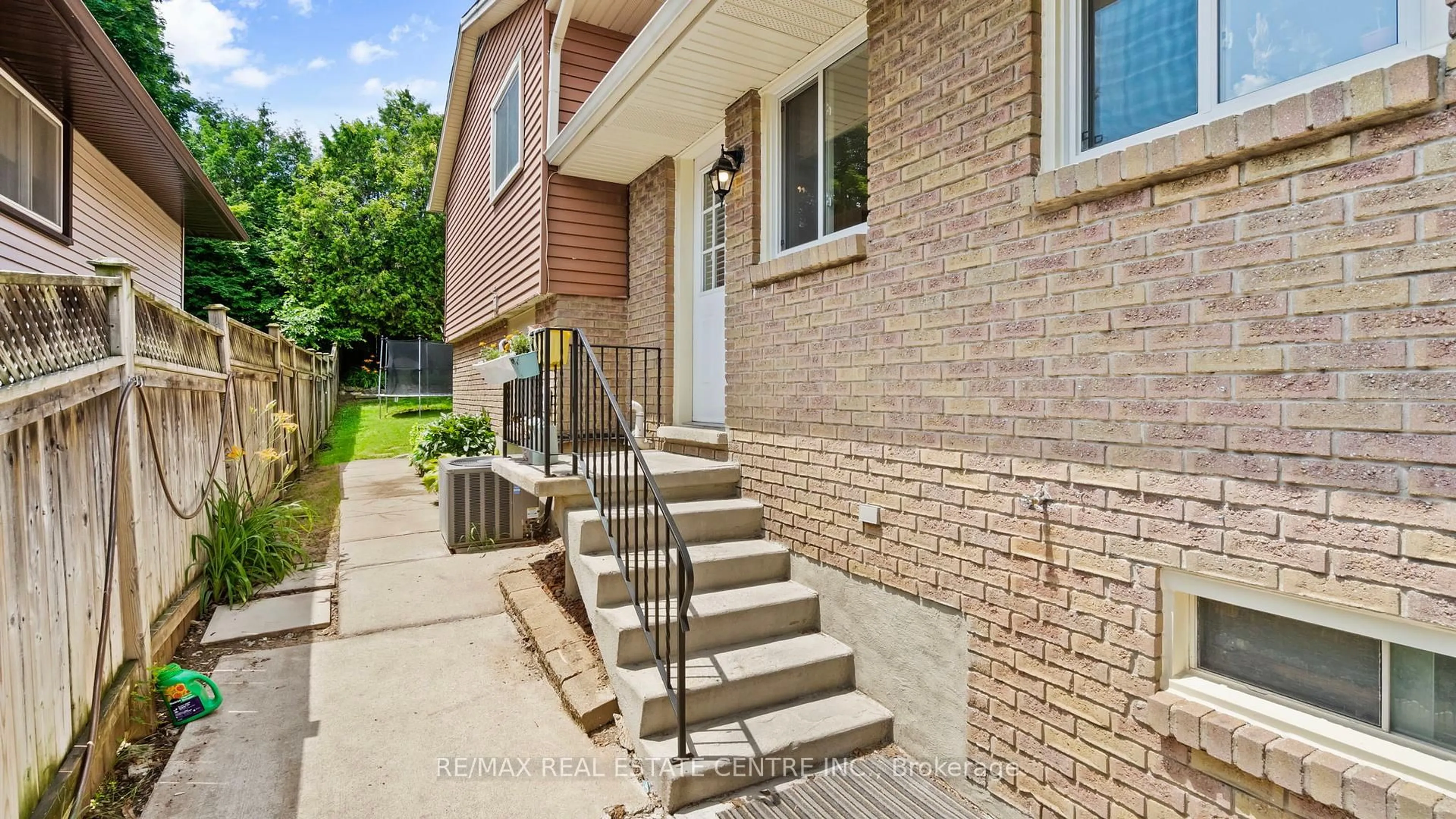 Home with brick exterior material, street for 71 Northview Heights Dr, Cambridge Ontario N1R 7A7