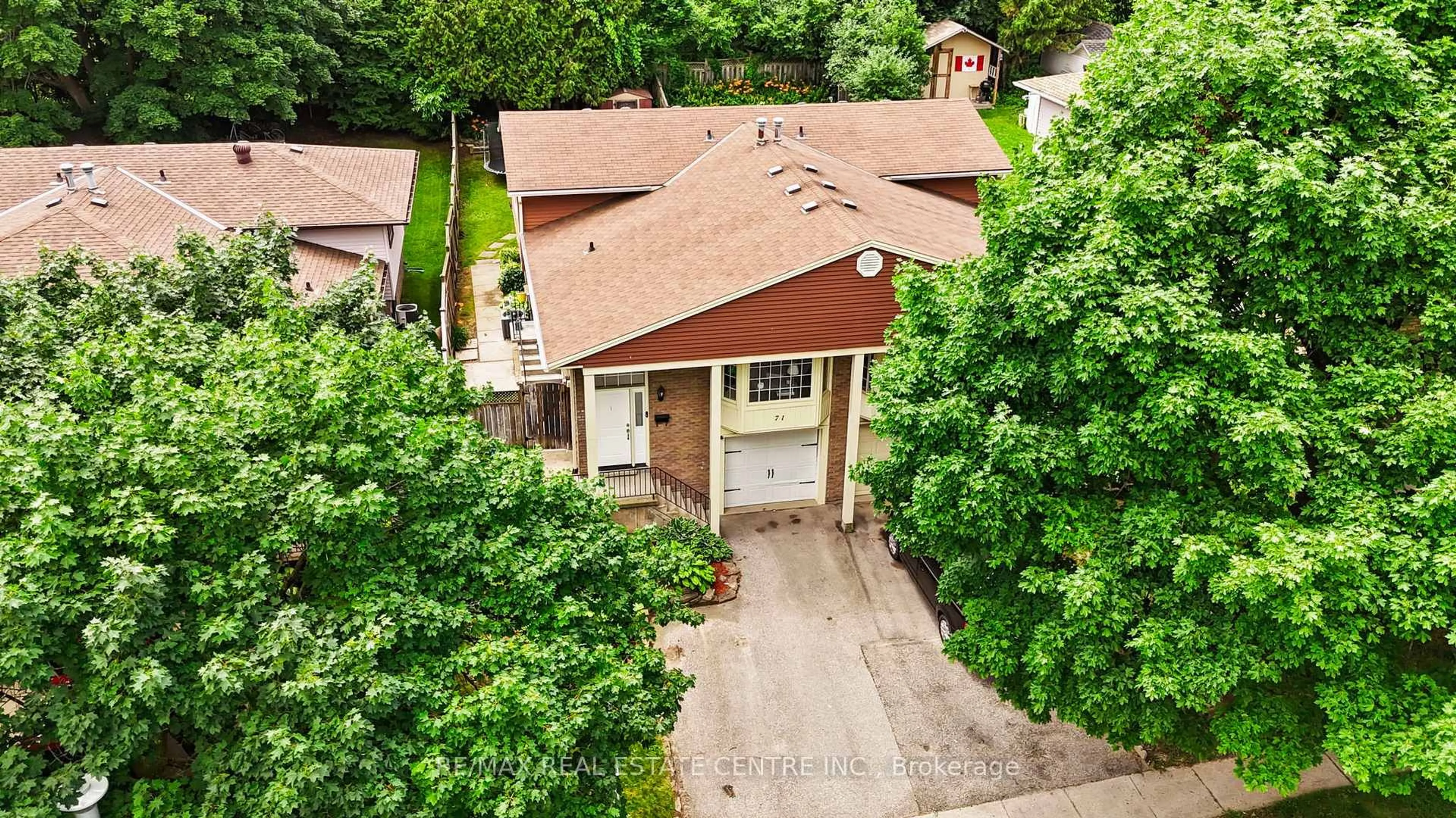 A pic from outside/outdoor area/front of a property/back of a property/a pic from drone, street for 71 Northview Heights Dr, Cambridge Ontario N1R 7A7