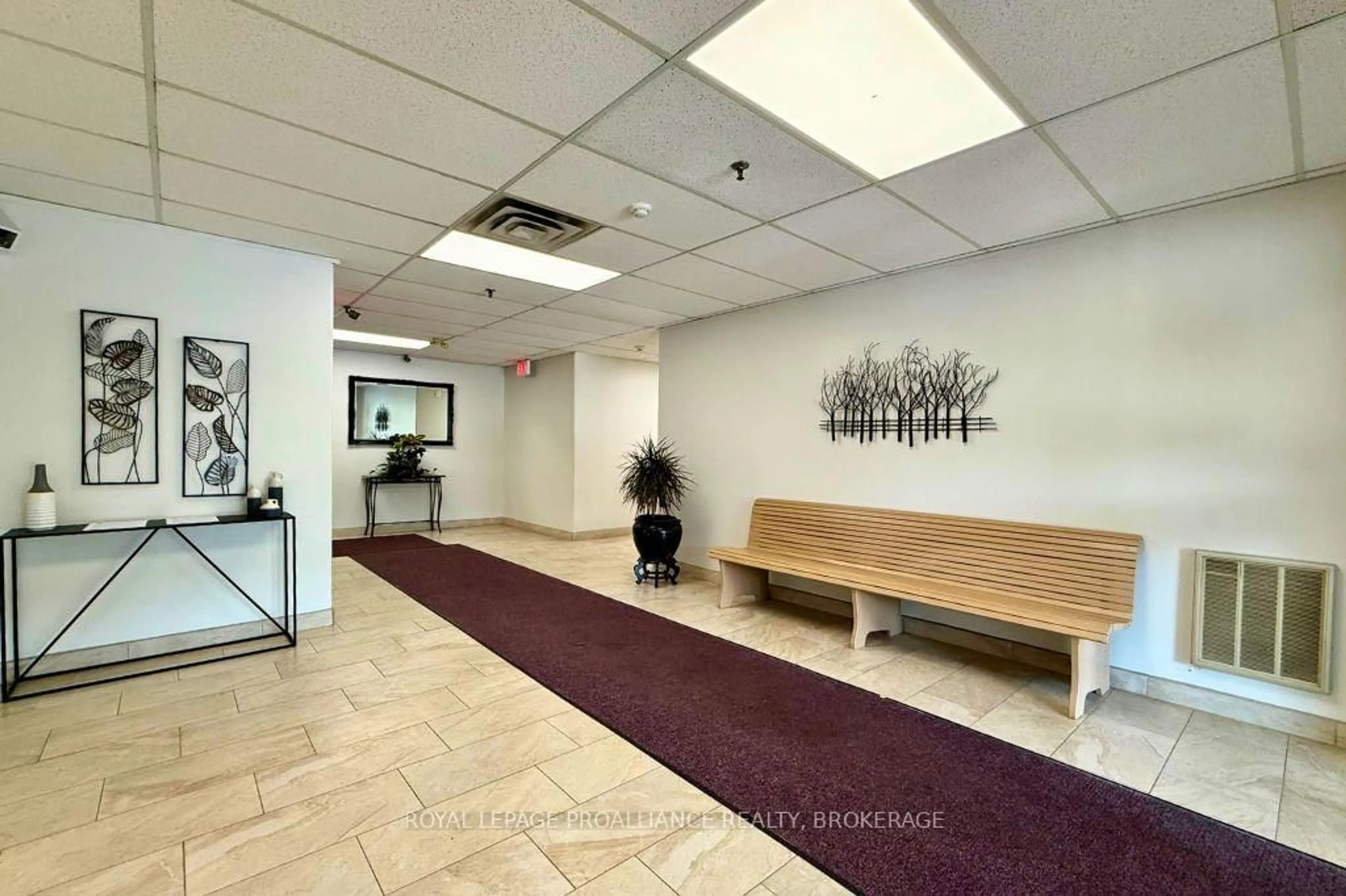 Indoor foyer for 745 Davis Dr #611, Kingston Ontario K7M 8J4