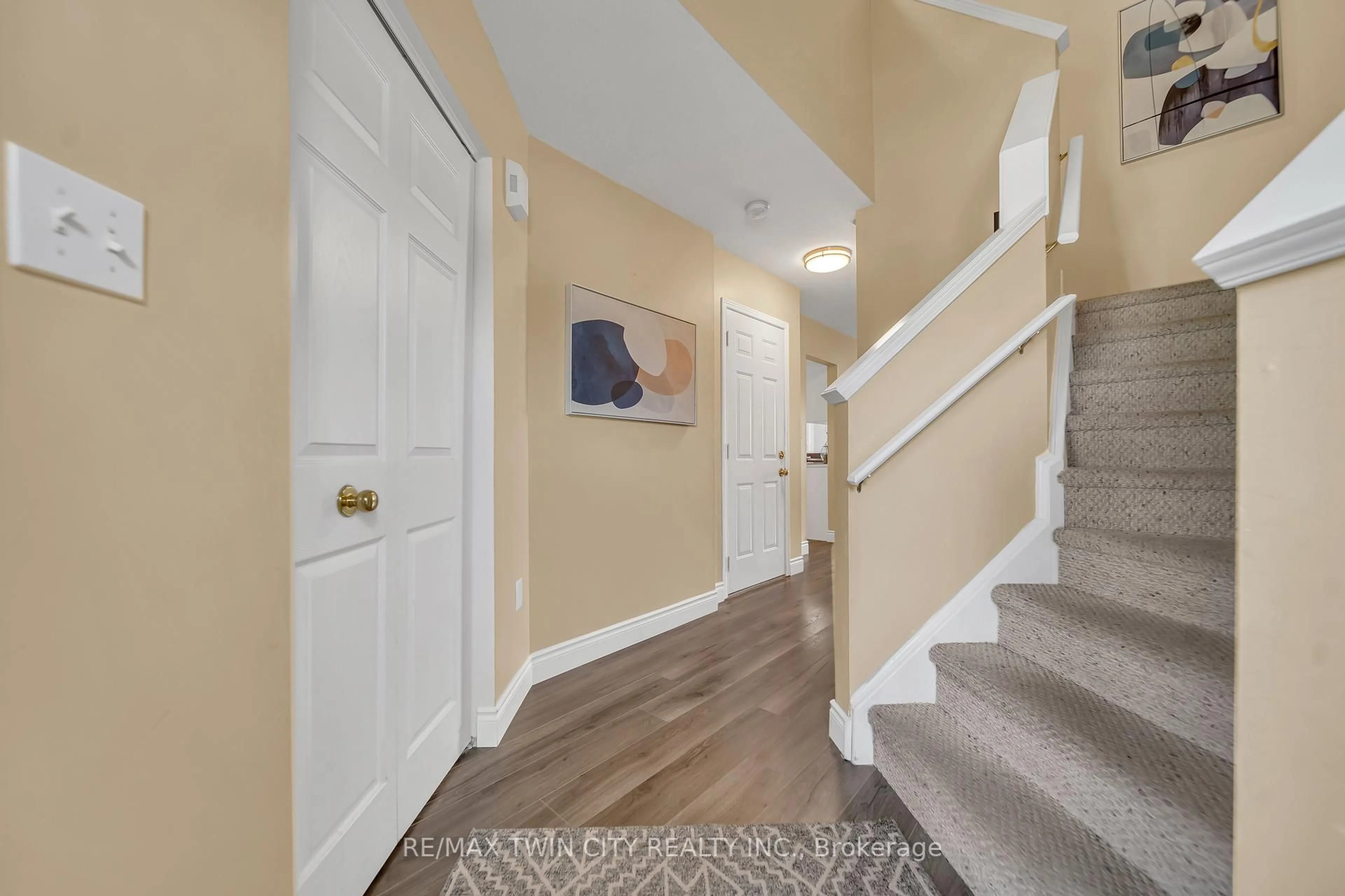 Indoor entryway for 156 Prosperity Dr, Kitchener Ontario N2E 4E8