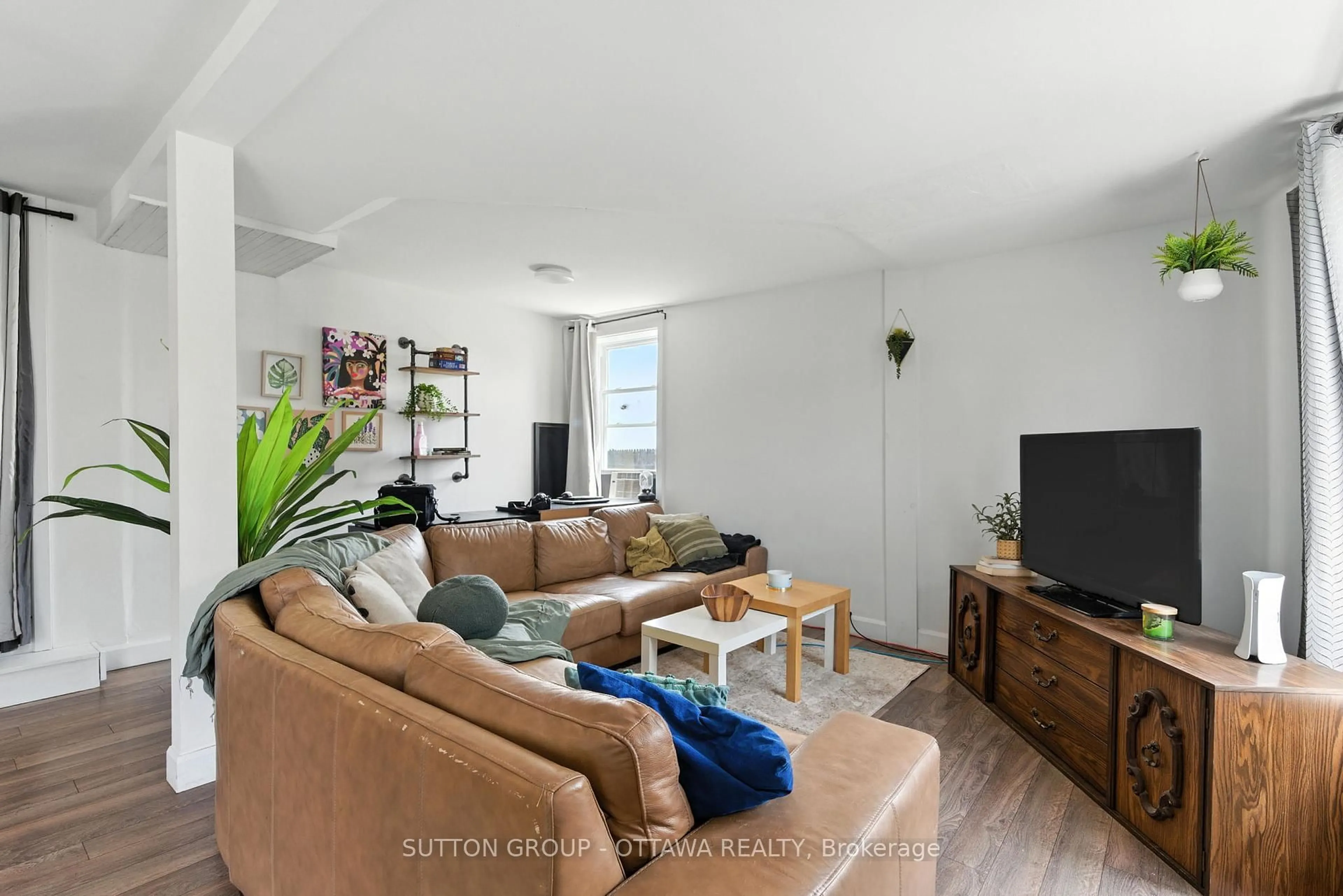 Living room with furniture, unknown for 683 County Rd 18 Rd, Hawkesbury Ontario K0B 1M0