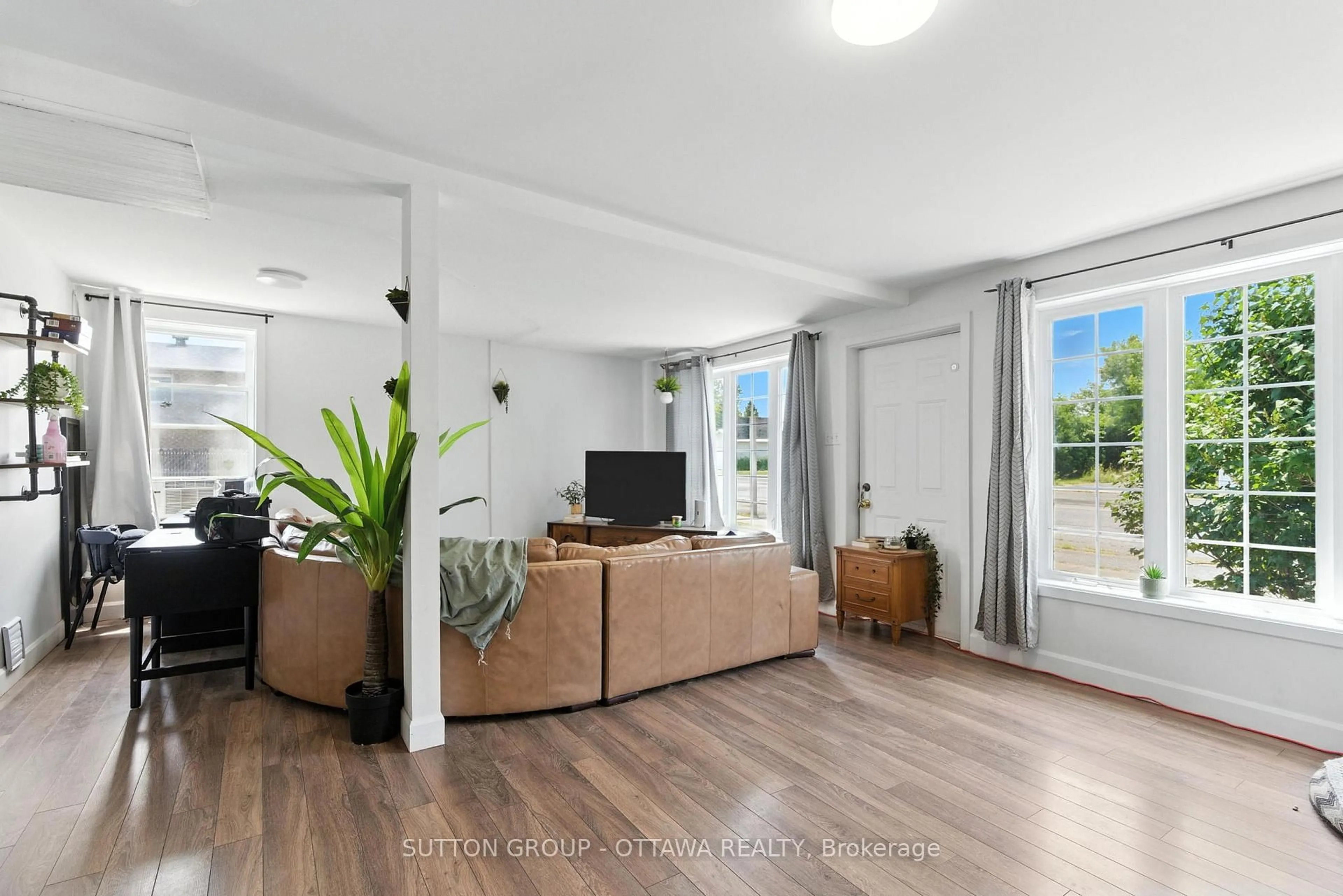 Living room with furniture, unknown for 683 County Rd 18 Rd, Hawkesbury Ontario K0B 1M0