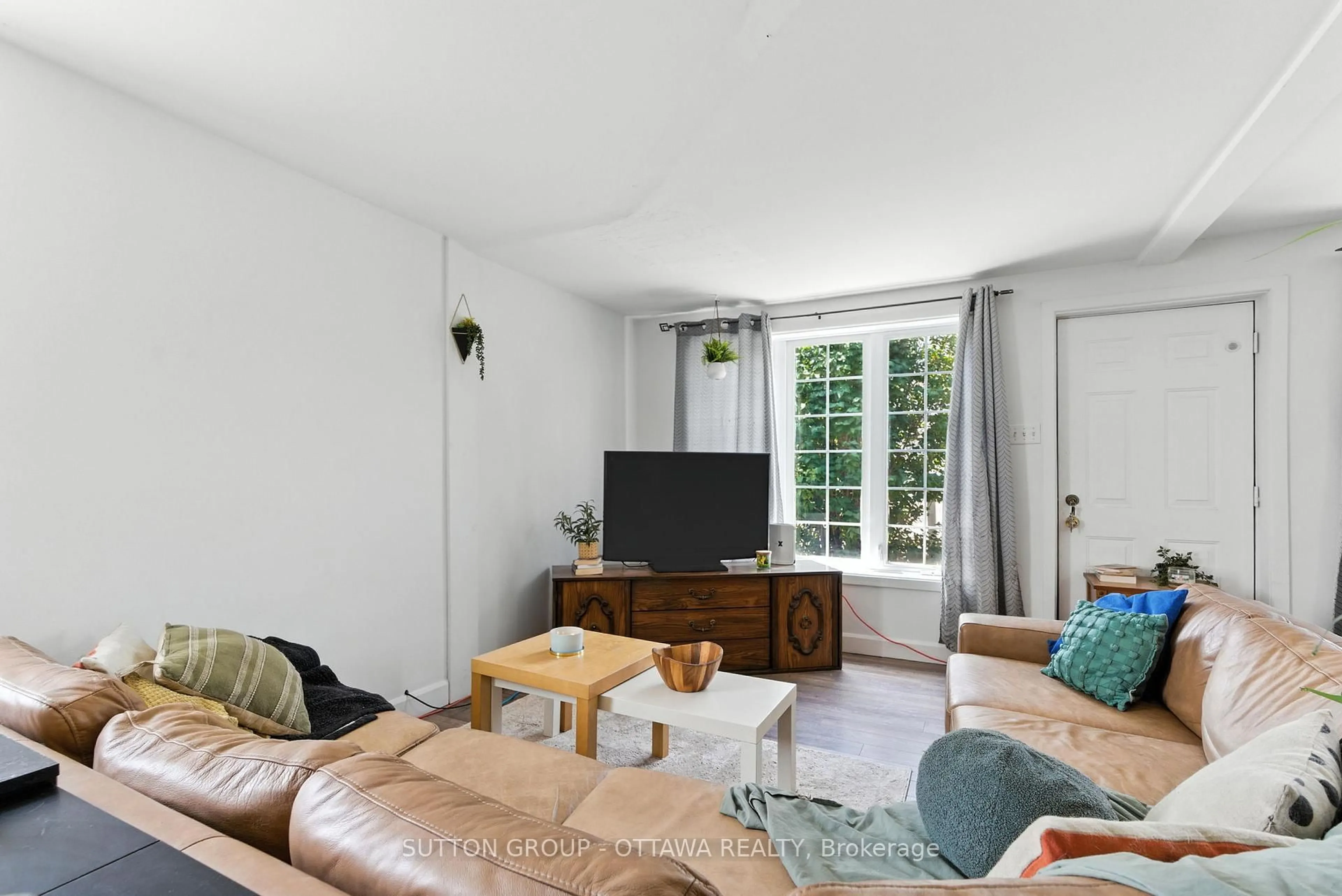 Living room with furniture, unknown for 683 County Rd 18 Rd, Hawkesbury Ontario K0B 1M0