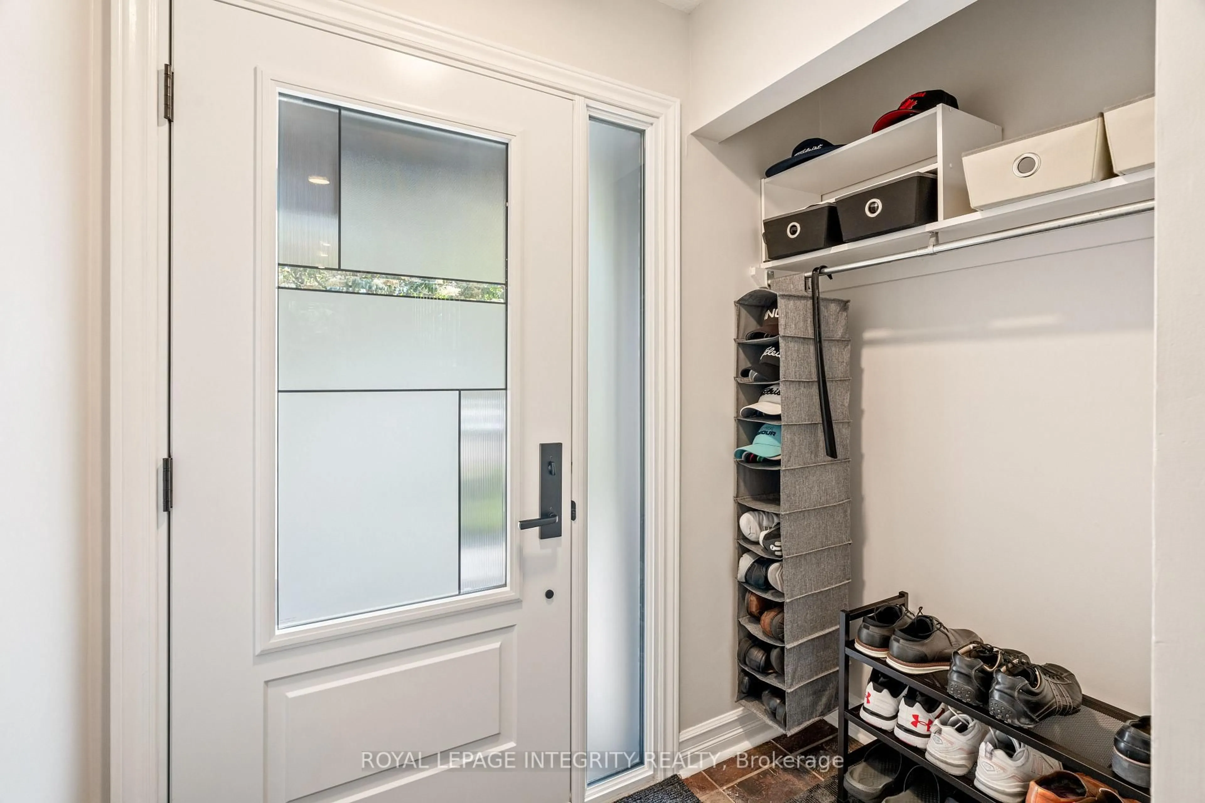 Indoor entryway for 51 Rosegarden Cres, Ottawa Ontario K1T 3B1